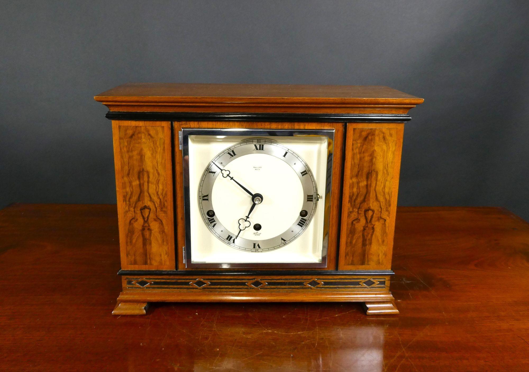 Orologio da tavolo in noce Art Deco
Orologio da caminetto in stile Deco alloggiato in una cassa rettangolare in noce con modanature in ebano, che poggia su una base decorata e modellata con piedi a blocco.
Lunetta cromata con vetro smussato che si