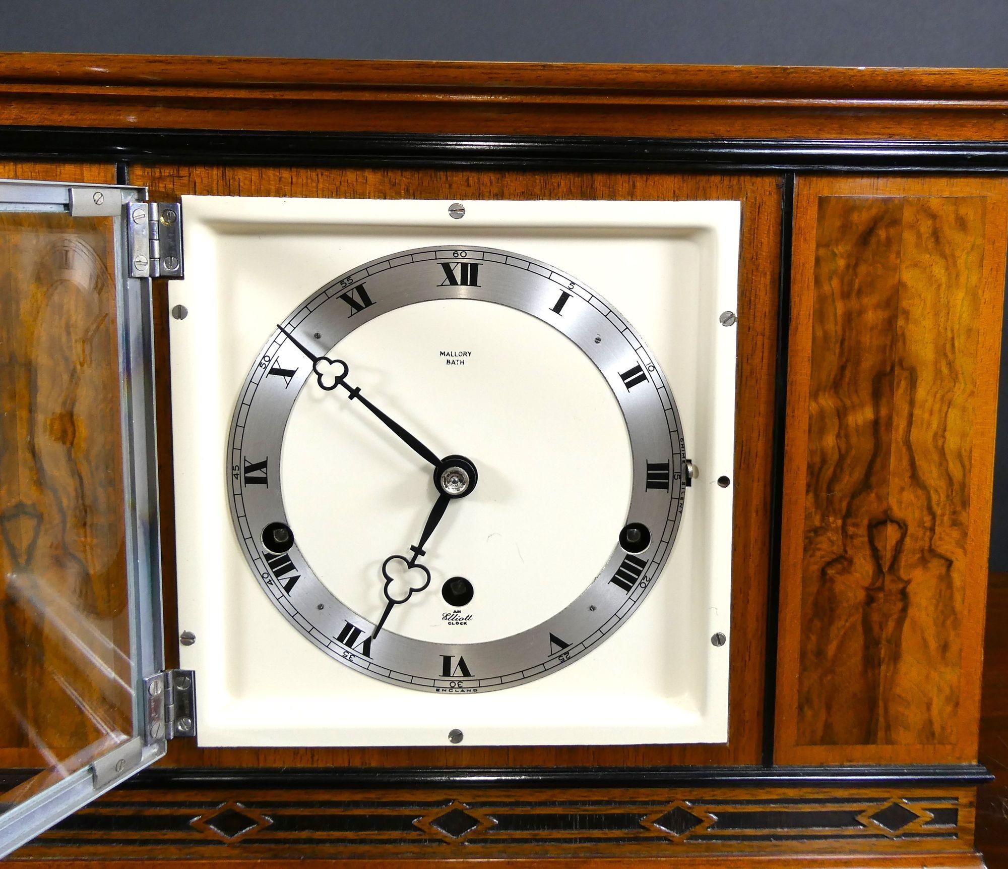 Art Déco Orologio da camino Westminster Clocks in noce Art Deco di Elliotts in vendita