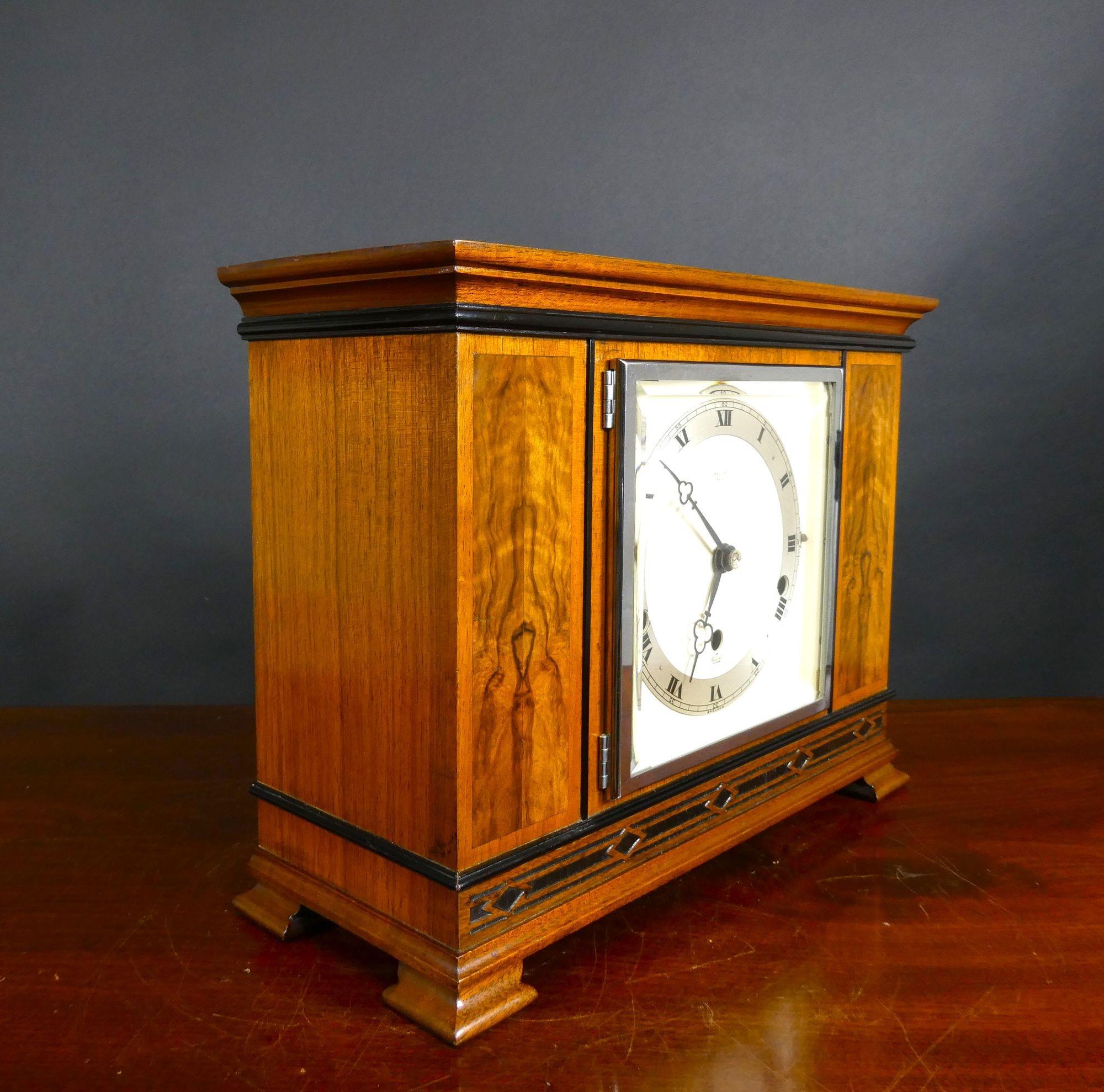 Inglese Orologio da camino Westminster Clocks in noce Art Deco di Elliotts in vendita