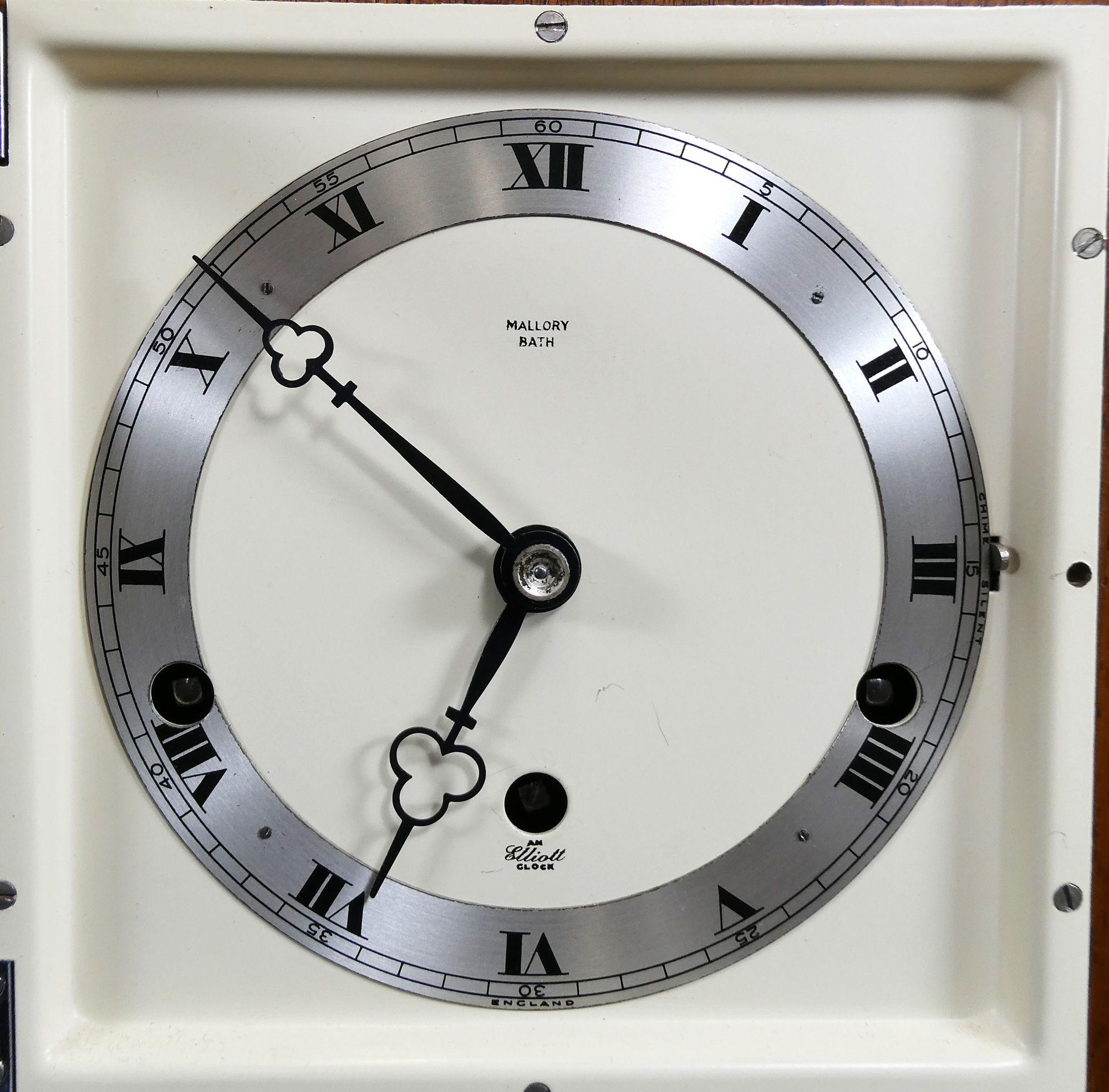 Metà XX secolo Orologio da camino Westminster Clocks in noce Art Deco di Elliotts in vendita