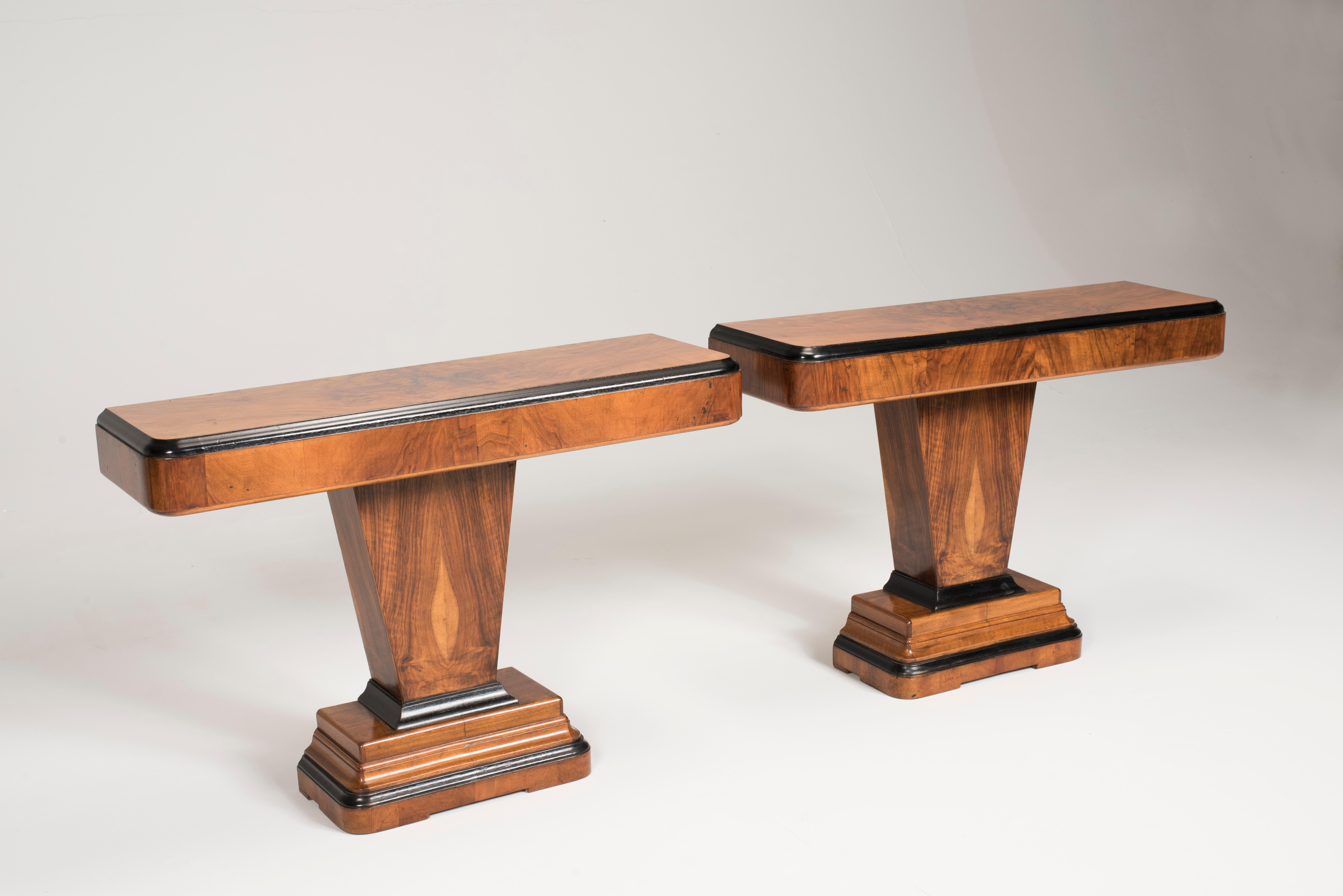 Art Deco walnut wood table console, from Italy, from 1930s period.
Only one available. Composed with a geometrical shape it presents a top with semi rounded edges and black details. The central leg which is a parallelepiped it is made to show the