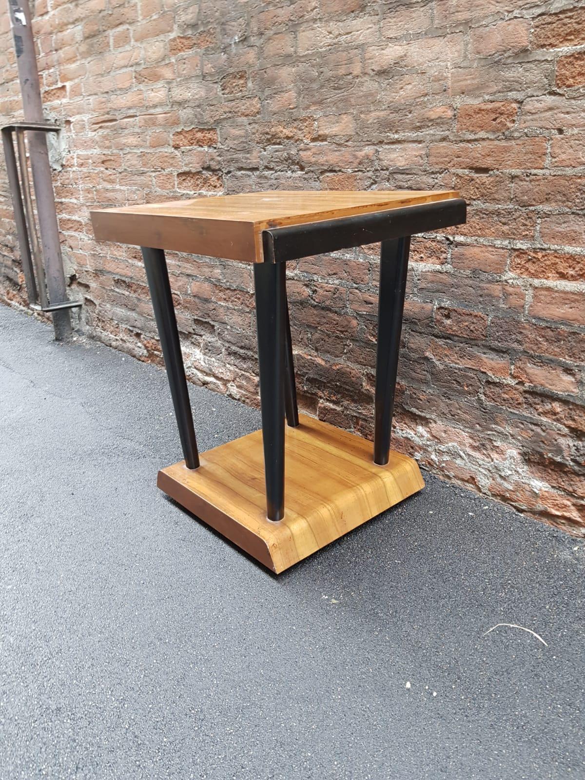 20ième siècle Table d'appoint ou de salon Art Déco en Wood Wood noir à pieds ébonisés carrés en vente