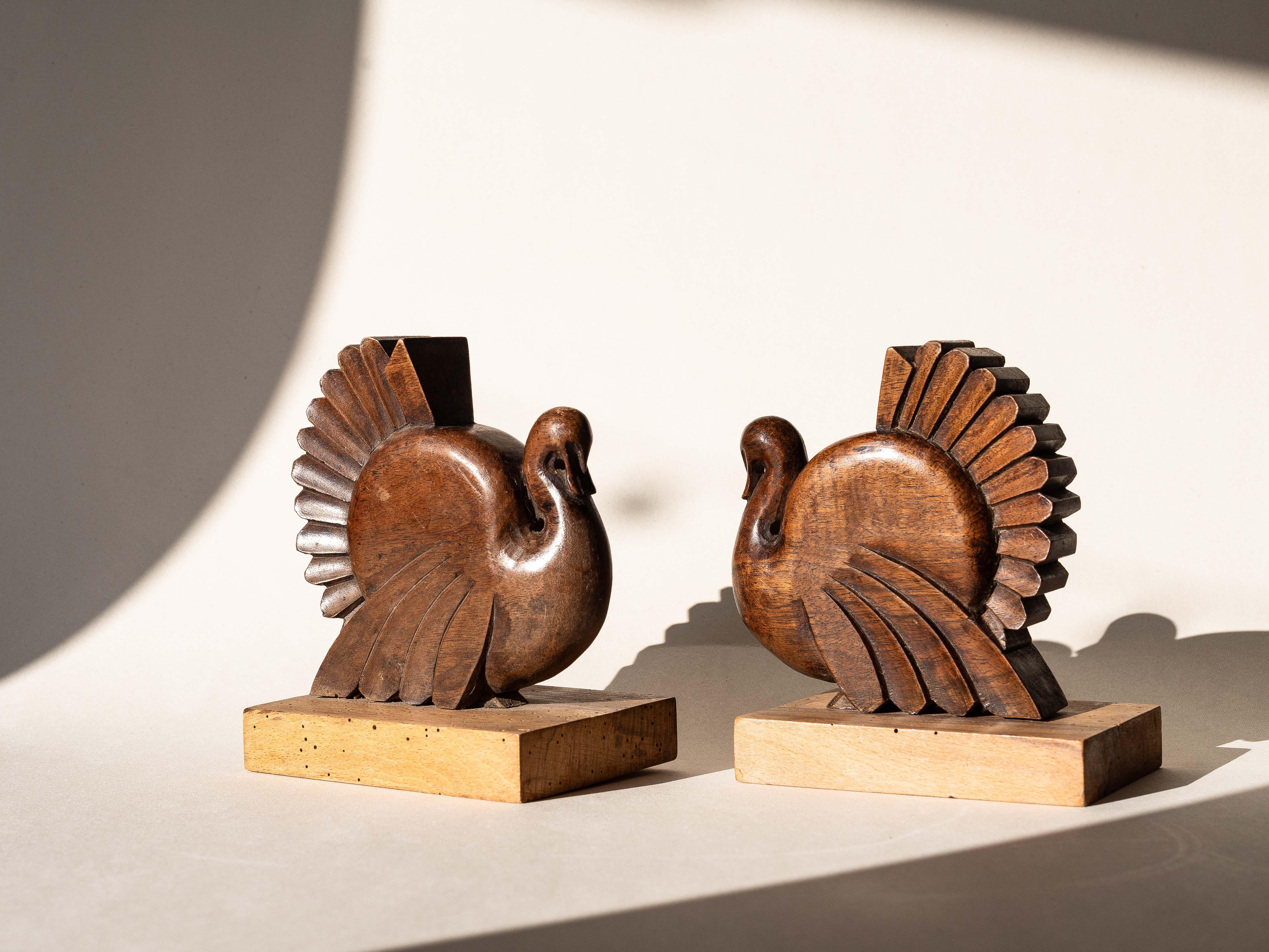 Art Deco Walnut Bookends, French 1930s Hand-Carved Bird Sculptures

Elegant pair of Art Deco bookends.

Carved in walnut for the turkeys body and the base is made of pine wood.

Beautifully crafted, with a shiny patina !

Would be perfect placed on