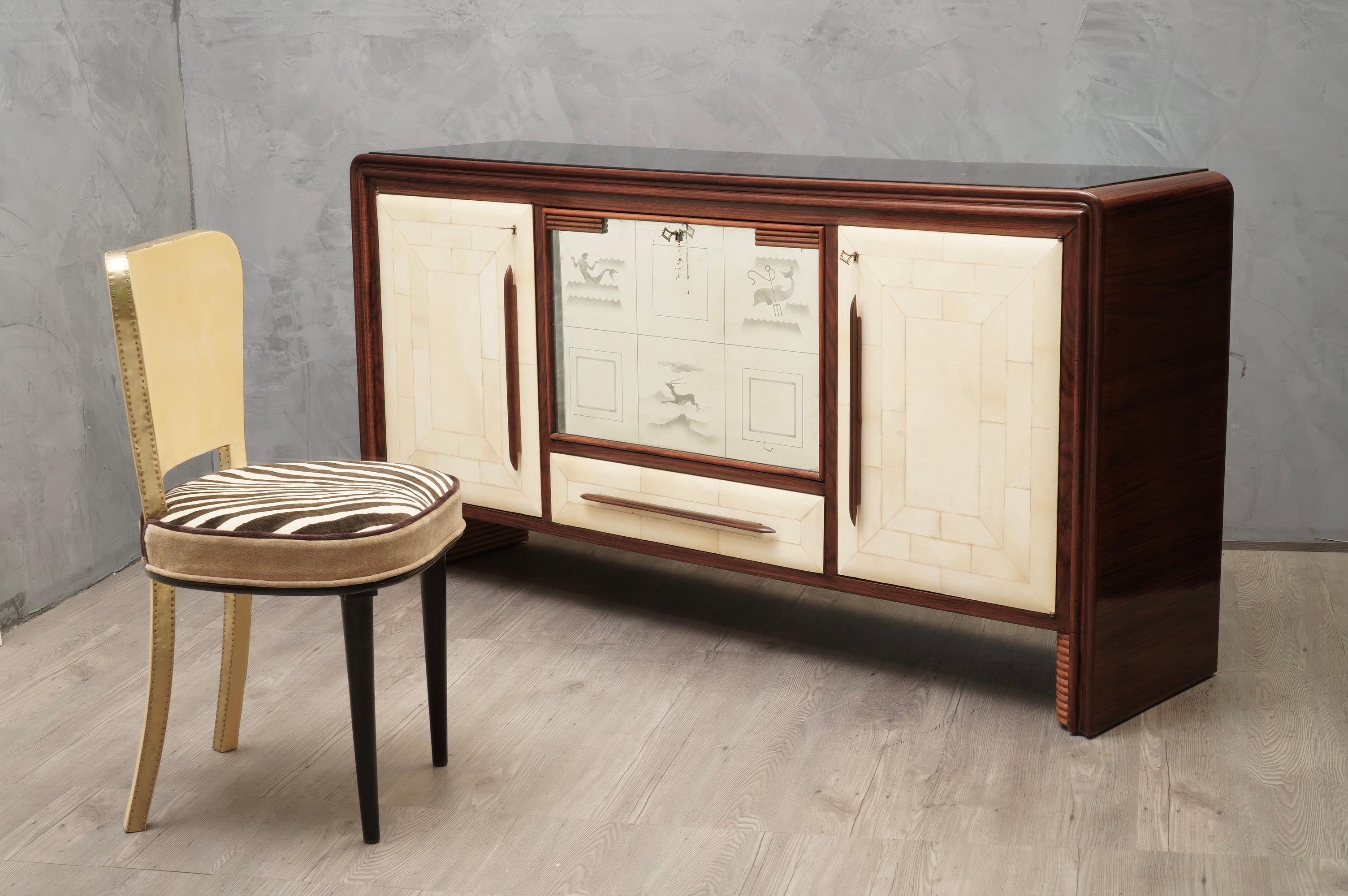 Italian Art Deco sideboard provenance from the circle of the workshop of Gio Ponti. Interesting materials assembled for the creation of this sideboards of the first half of the 20th century.

Side panels veneered in walnut wood, and black opal glass