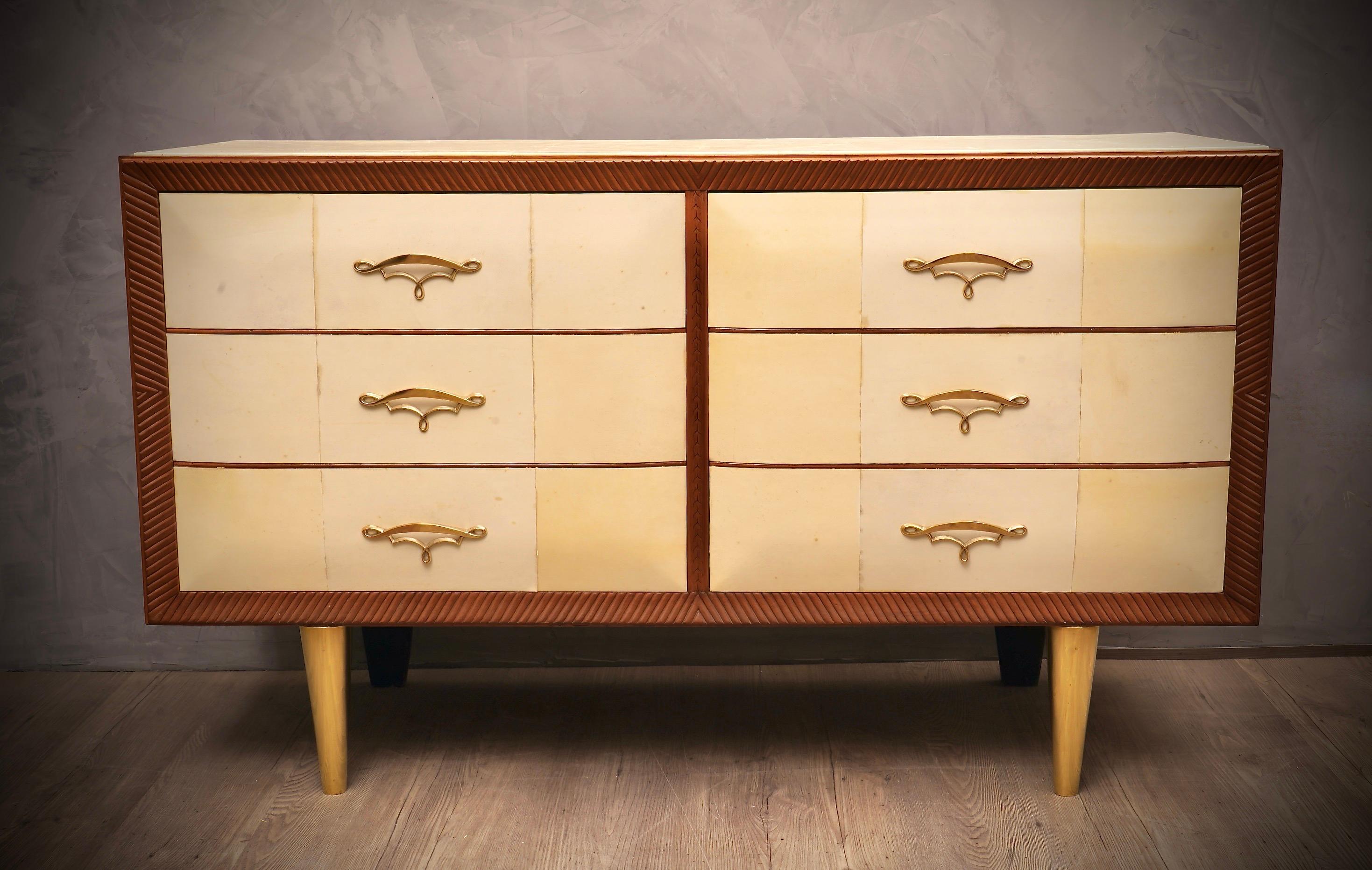 Art Deco Walnut Wood Goat Skin and Brass Italian Commode Chest of Drawers, 1940 In Good Condition For Sale In Rome, IT