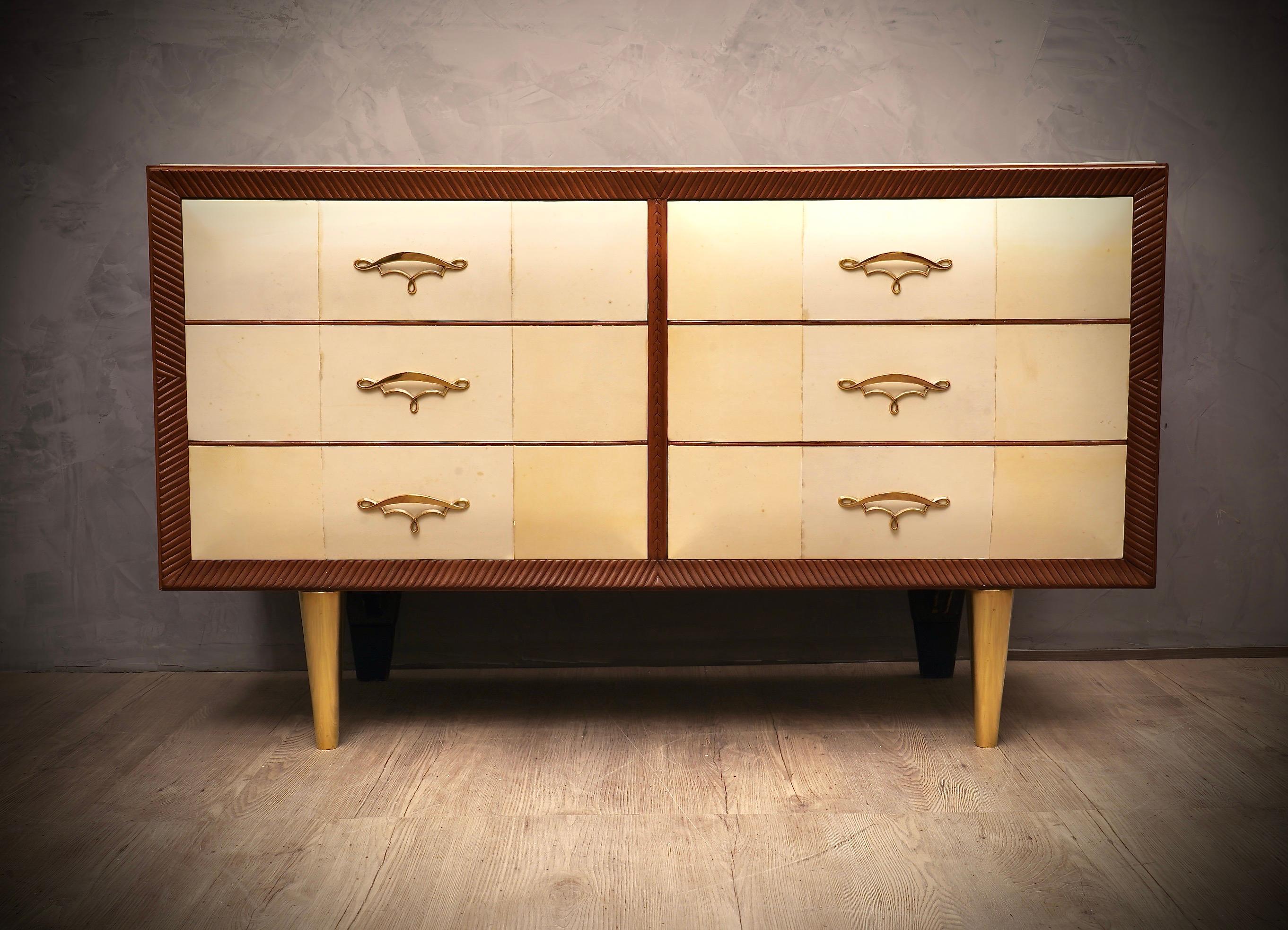 Art Deco Walnut Wood Goat Skin and Brass Italian Commode Chest of Drawers, 1940 For Sale 4