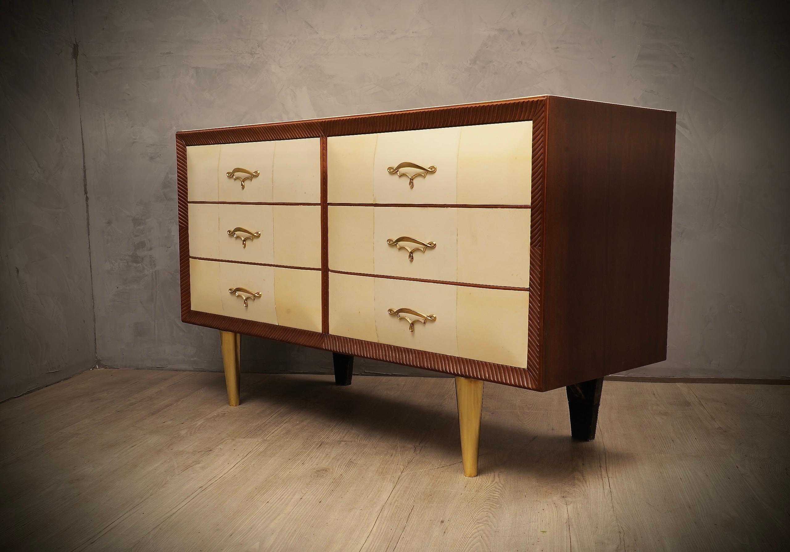 Art Deco Walnut Wood Goat Skin and Brass Italian Commode Chest of Drawers, 1940 For Sale 5