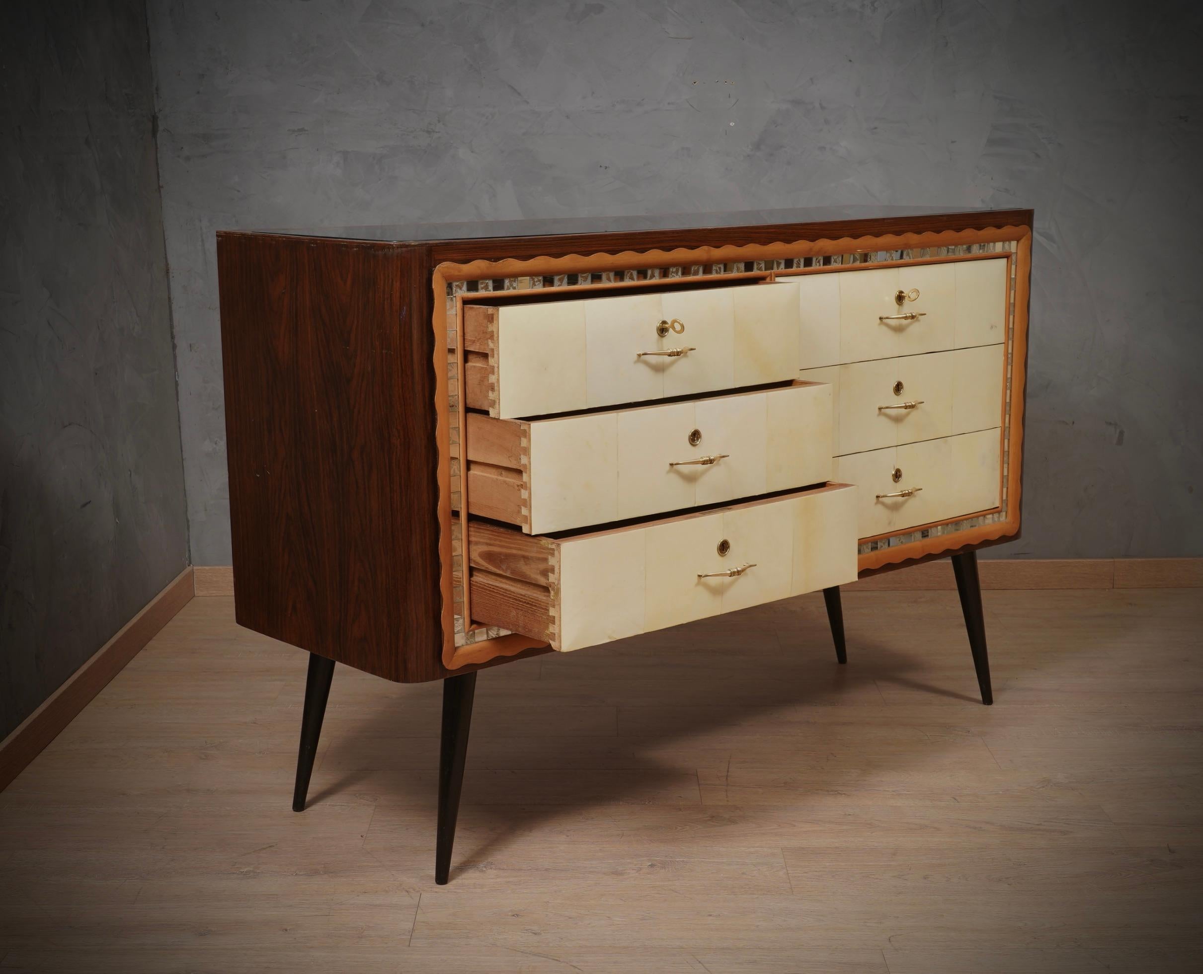 Italian Art Deco dresser from the first half of the last century. You can recognize his Italian style, Paolo Buffa, Vittorio Dassi, Osvaldo Borsani. Precious materials that were used to compose it, from goatskin, to walnut, to brass. Its shape is