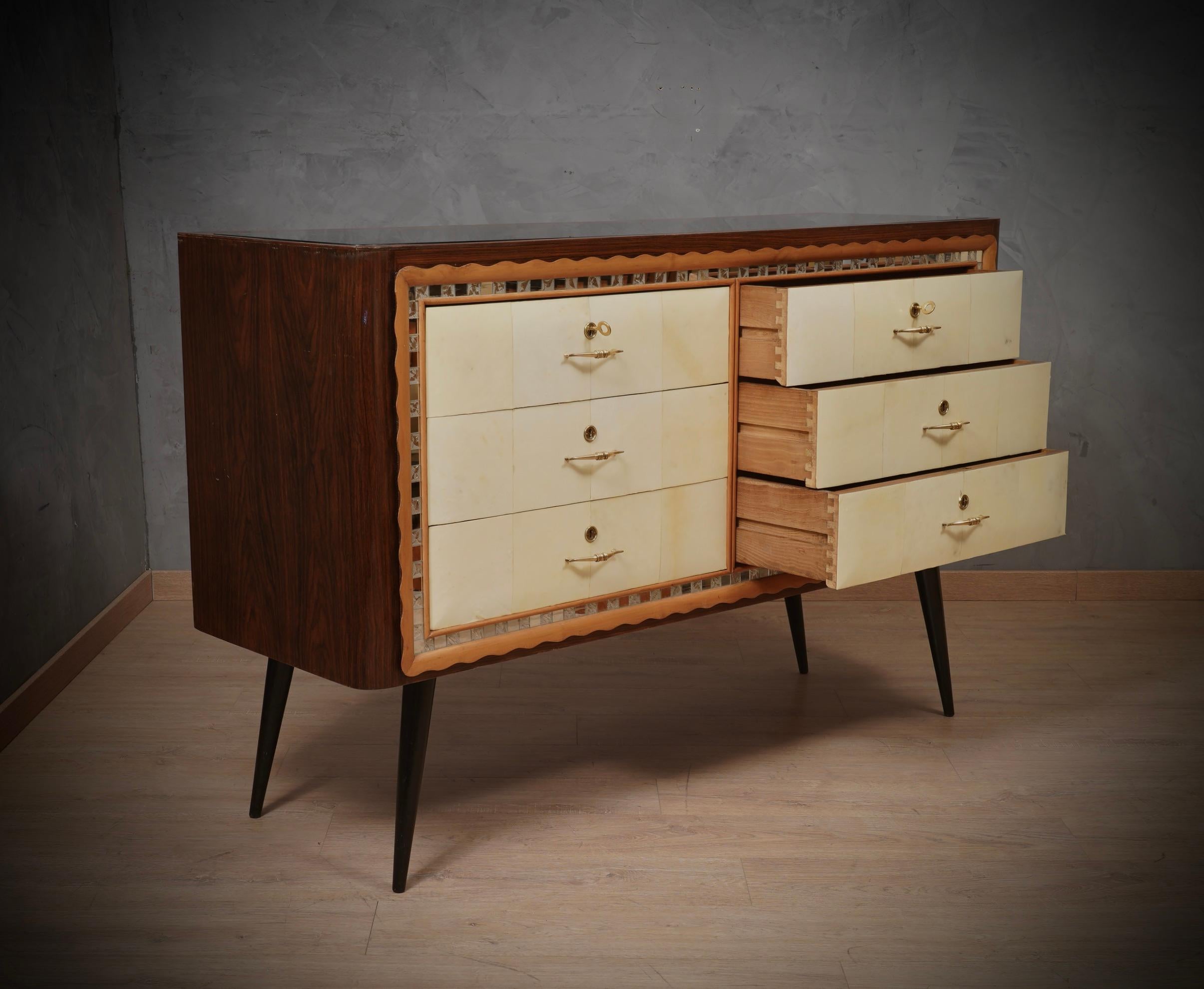 Art Deco Walnut Wood Goat Skin and Brass Italian Commode Chest of Drawers, 1950 In Good Condition For Sale In Rome, IT