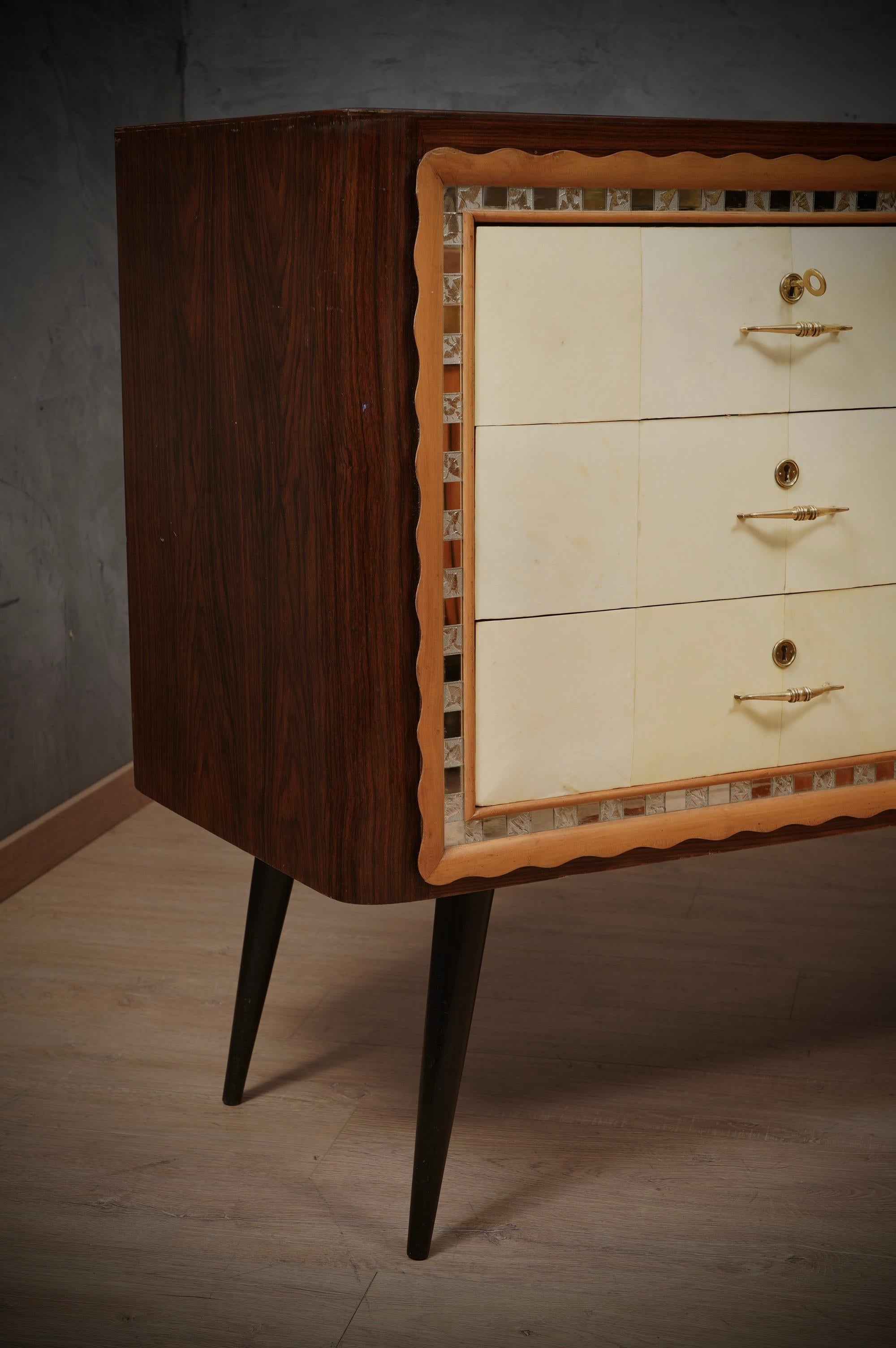 Art Deco Walnut Wood Goat Skin and Brass Italian Commode Chest of Drawers, 1950 For Sale 1