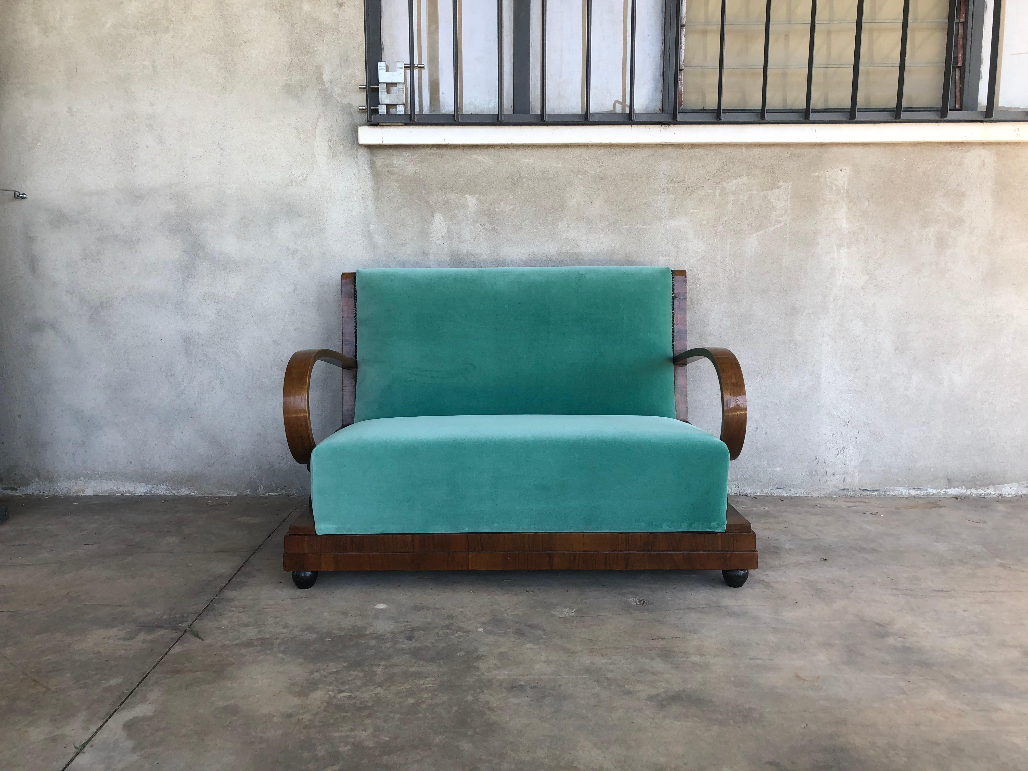 Art-Déco-Sofa aus hellgrünem Samt. Ein Sofa aus den 1930er Jahren aus Frankreich. Die Struktur aus Walnussholz wird durch die rechteckige Rückenlehne hervorgehoben, die es ermöglicht, das Sofa in der Mitte des Raumes zu platzieren. Die Füße sind