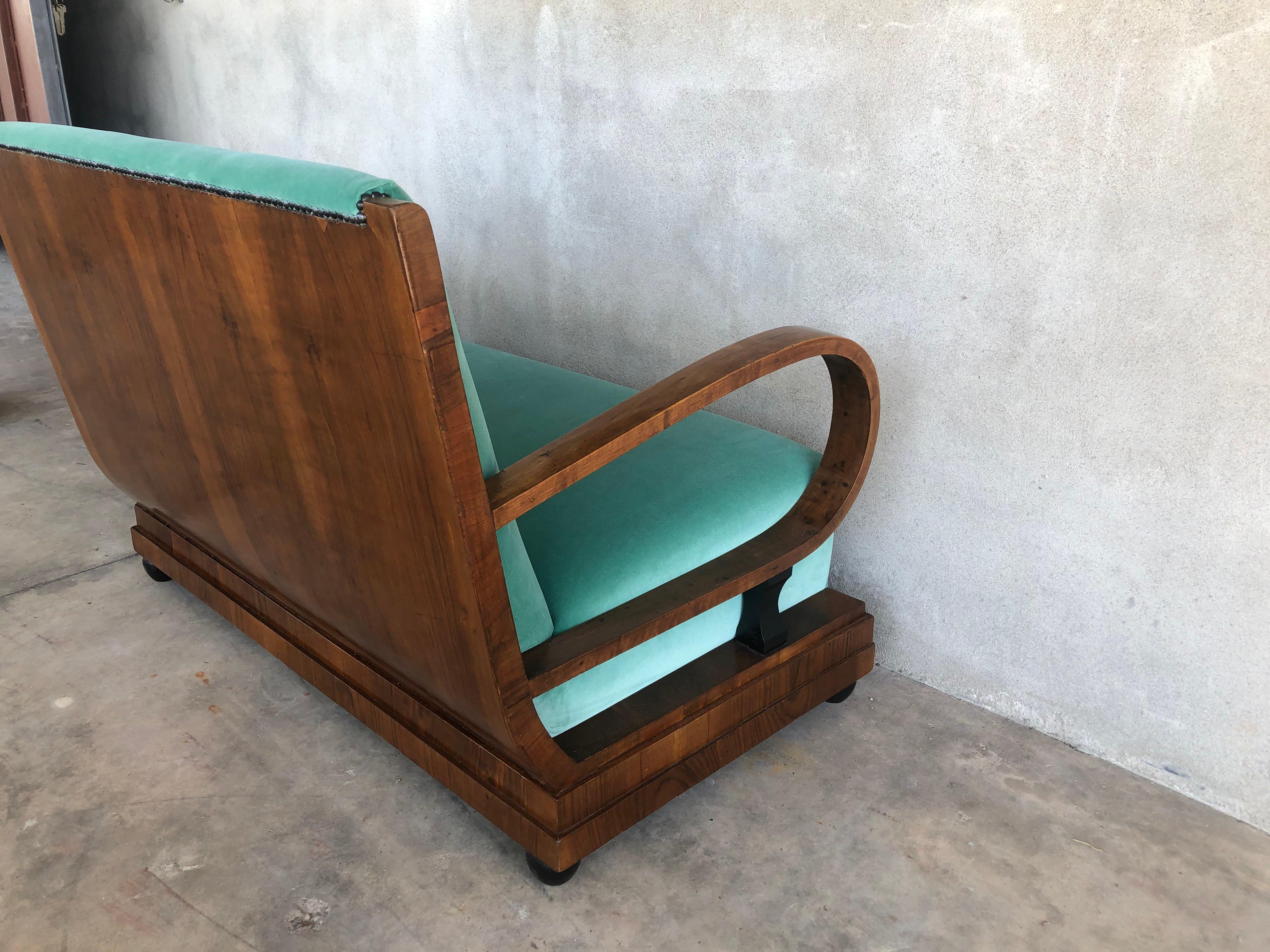 Canapé Art Deco en bois de noyer et velours vert clair en vente 1