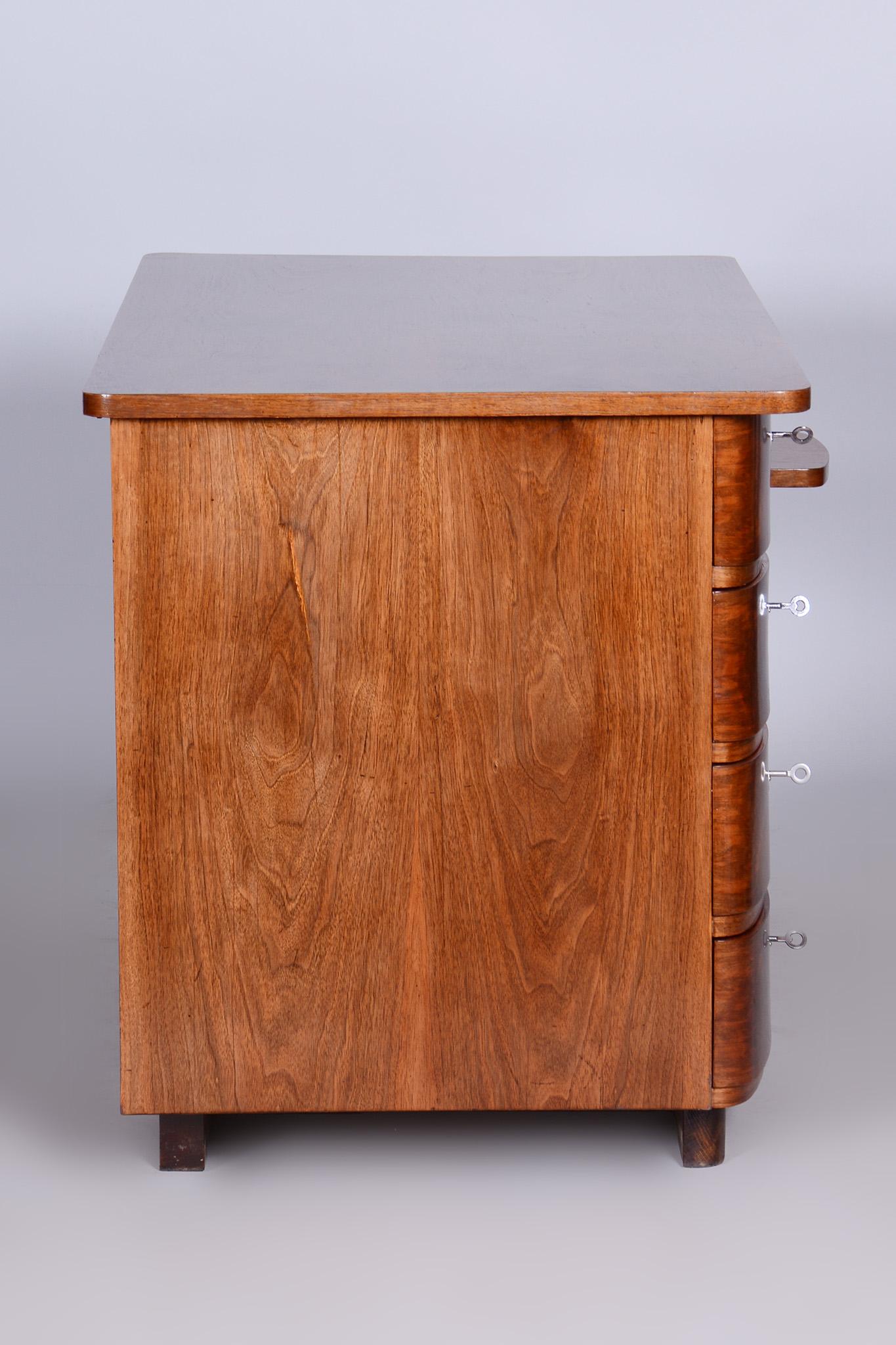 Schreibtisch aus Nussbaumholz im Art déco-Stil entworfen von Jindrich Halabala, Tschechien, 1920er Jahre im Angebot 2