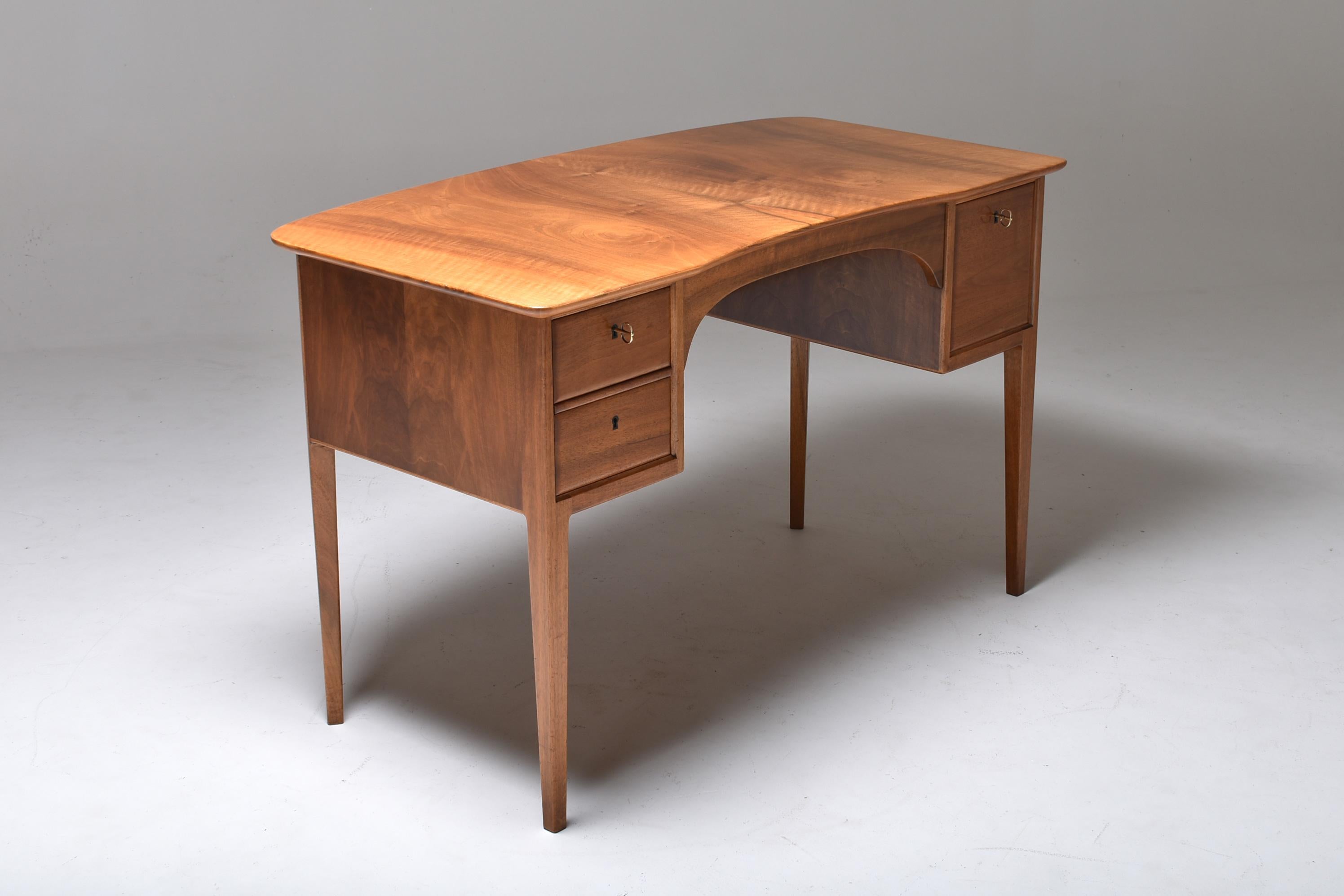 Writing desk Art-Deco, made in first half of last century, in Switzerland.
High craftmanship, combined with top material choice and elegant design.
The top is layed in 