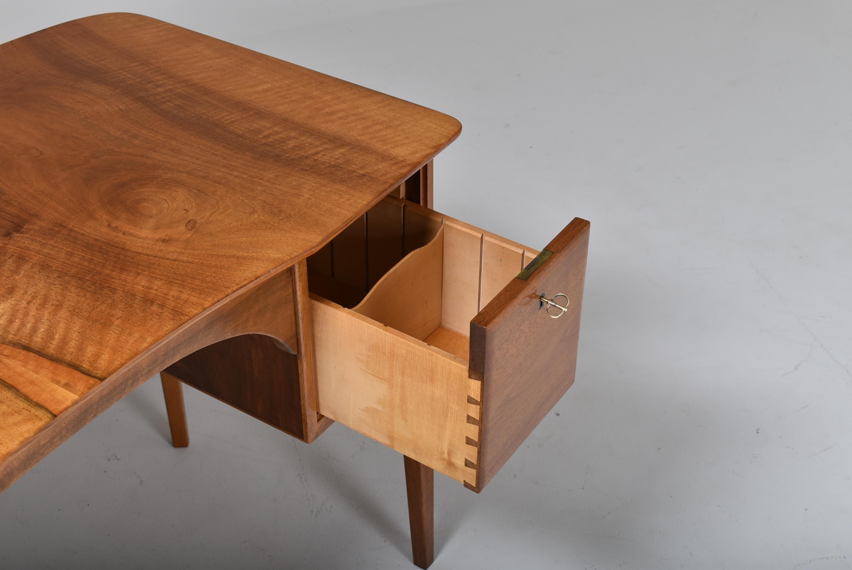 Vintage-Schreibtisch aus Nussbaumholz im Art-déco-Stil, Schweiz, 1930 (20. Jahrhundert)