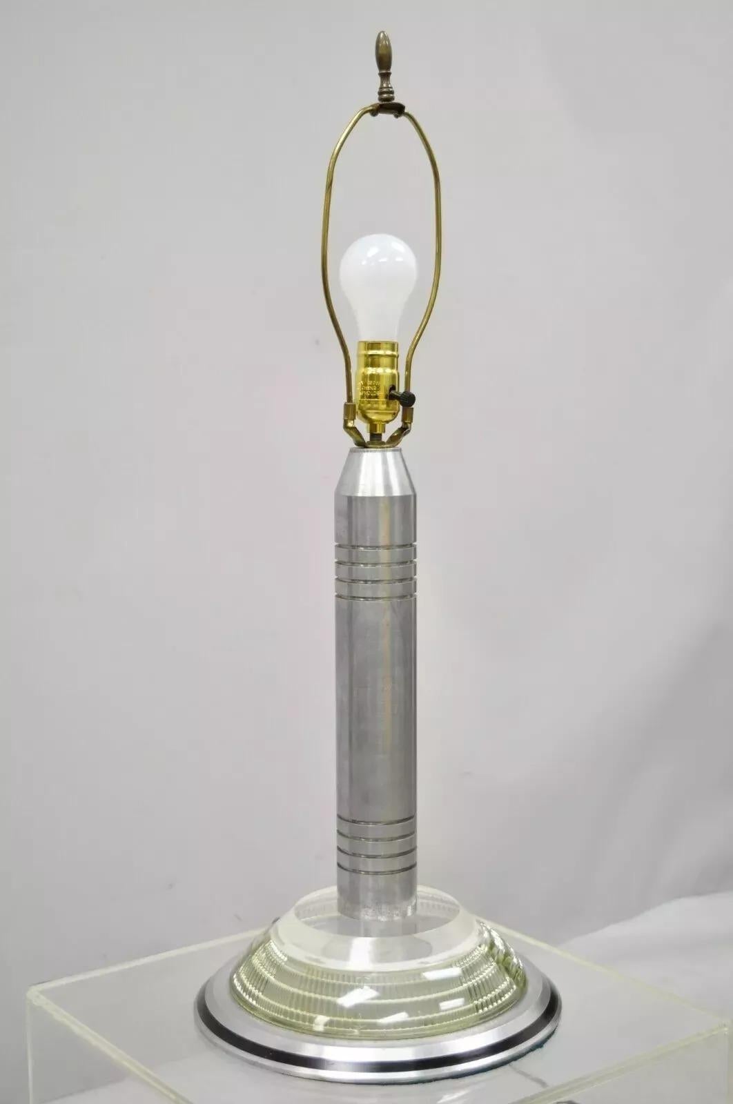 Lampada da tavolo a grattacielo in alluminio e acrilico in stile Art Deco Walter Von Nessen in vendita 4