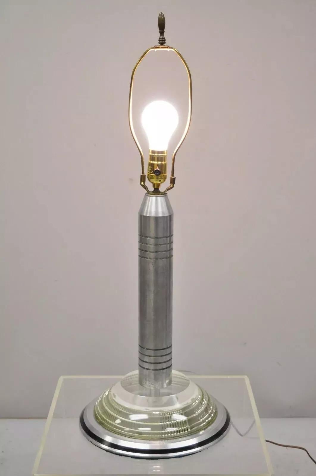 Lampada da tavolo a grattacielo in alluminio e acrilico in stile Art Deco Walter Von Nessen. L'articolo presenta una base in acrilico, una colonna 