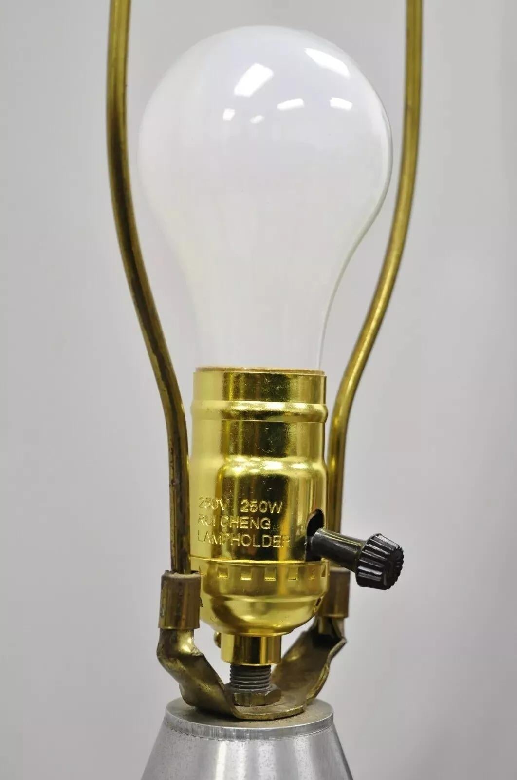 Alluminio Lampada da tavolo a grattacielo in alluminio e acrilico in stile Art Deco Walter Von Nessen in vendita