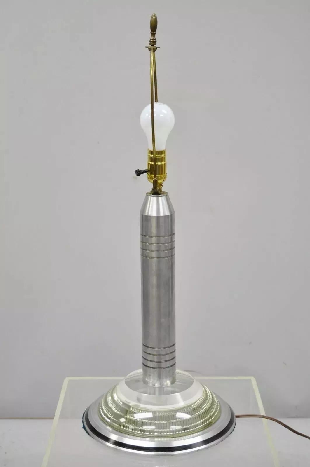 Lampada da tavolo a grattacielo in alluminio e acrilico in stile Art Deco Walter Von Nessen in vendita 2