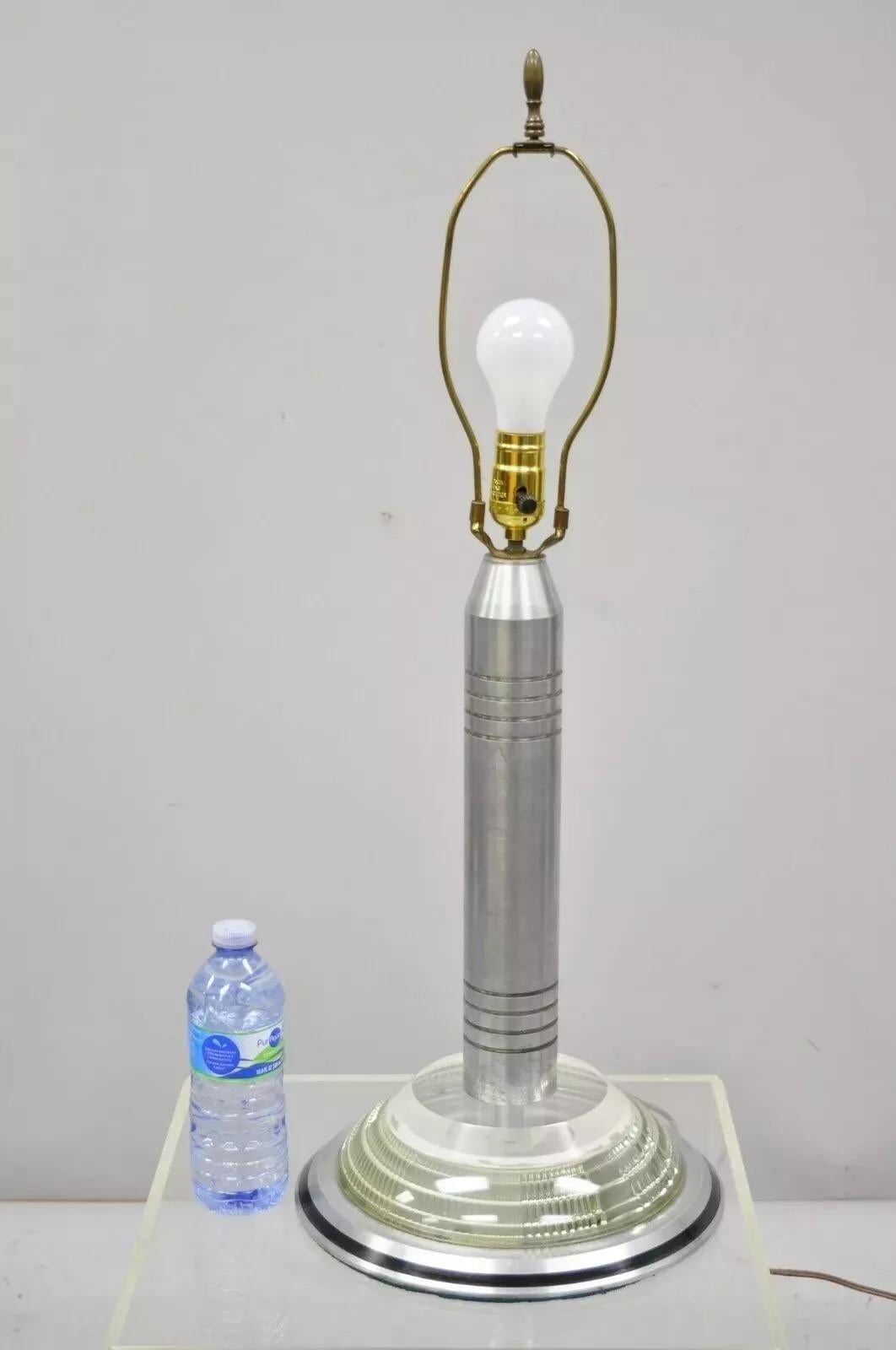 Lampada da tavolo a grattacielo in alluminio e acrilico in stile Art Deco Walter Von Nessen in vendita 3