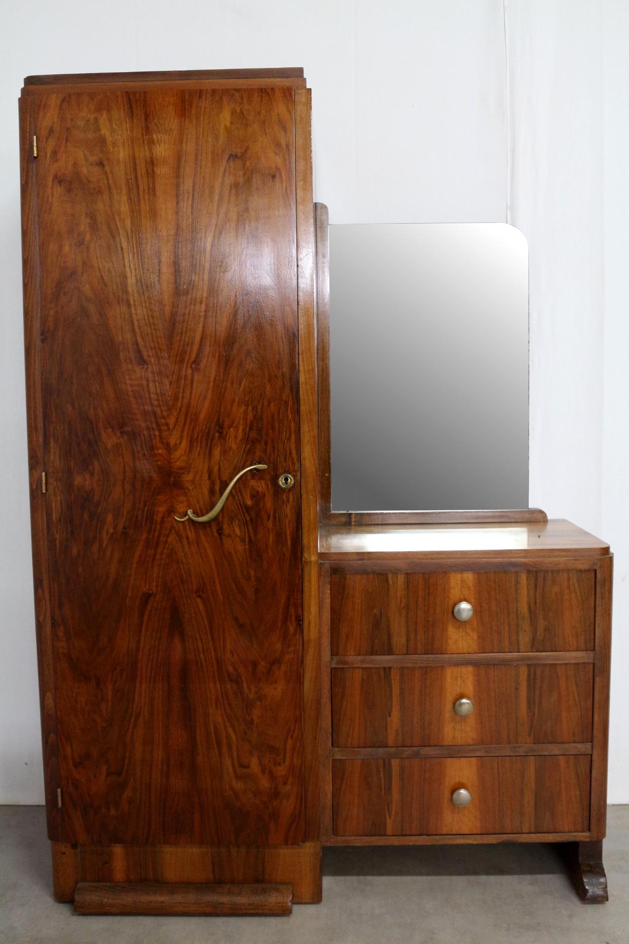 Art Deco wardrobe compactum dressing chest vanity unit mirror walnut
Quartered and figured walnut door
Useful and practical
Original mirror
Very good vintage condition with minor signs of age and use.