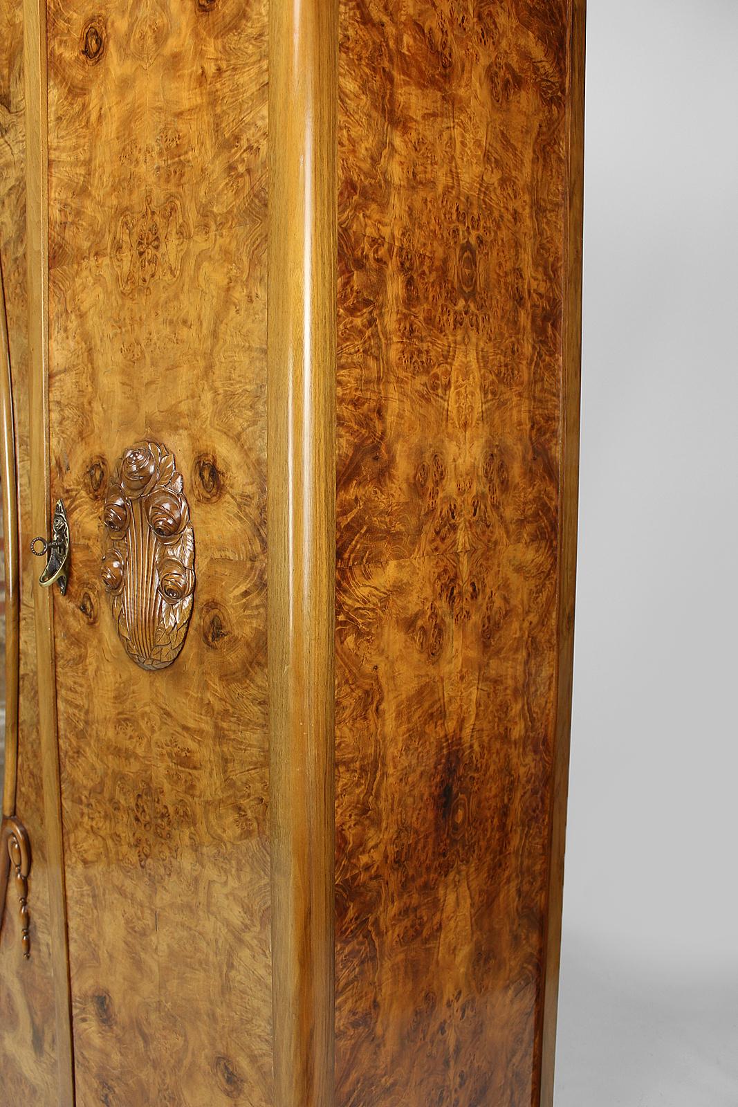 Art Deco Wardrobe by Ateliers Gauthier-Poinsignon in walnut, circa 1920-1930 For Sale 1