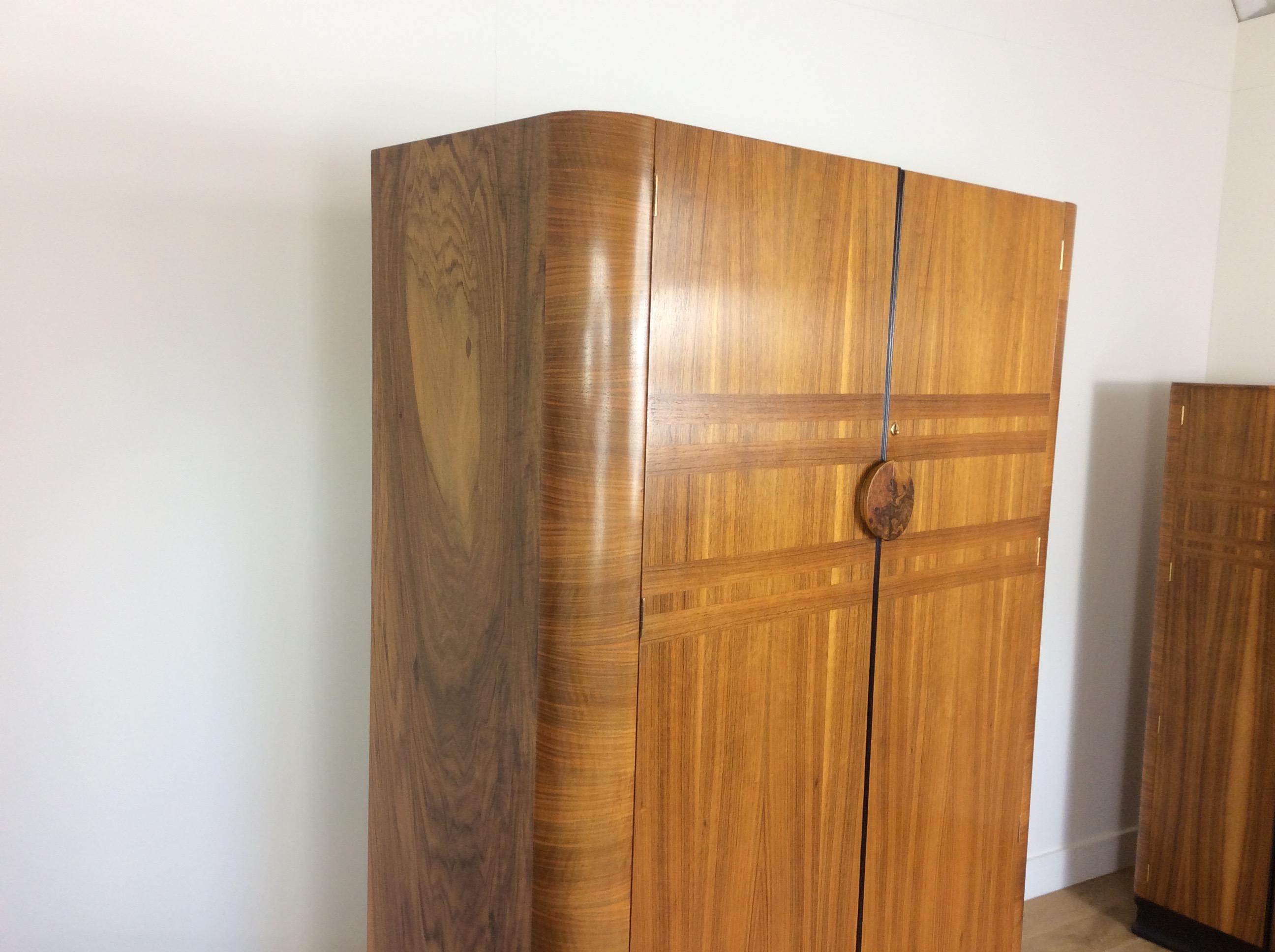 Art Deco wardrobe.
Beautiful walnut veneers, internally fitted clothes rails and single shelf.
Palatial furniture designers.
Measures: 187 cm H, 117 cm W, 52 cm D
British, circa 1930.