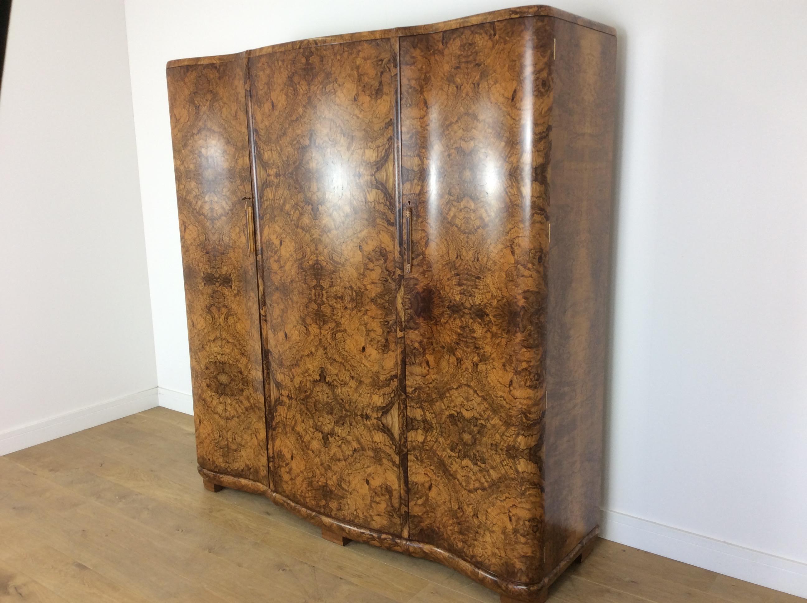Armario serpentina Art Decó.
Increíble armario Art Déco de diseño serpenteante con la más impresionante madera de nogal labrada.
Gran diseño con una calidad excepcional.
Medidas: 192 cm de altura, 179 cm de anchura y 55 cm de