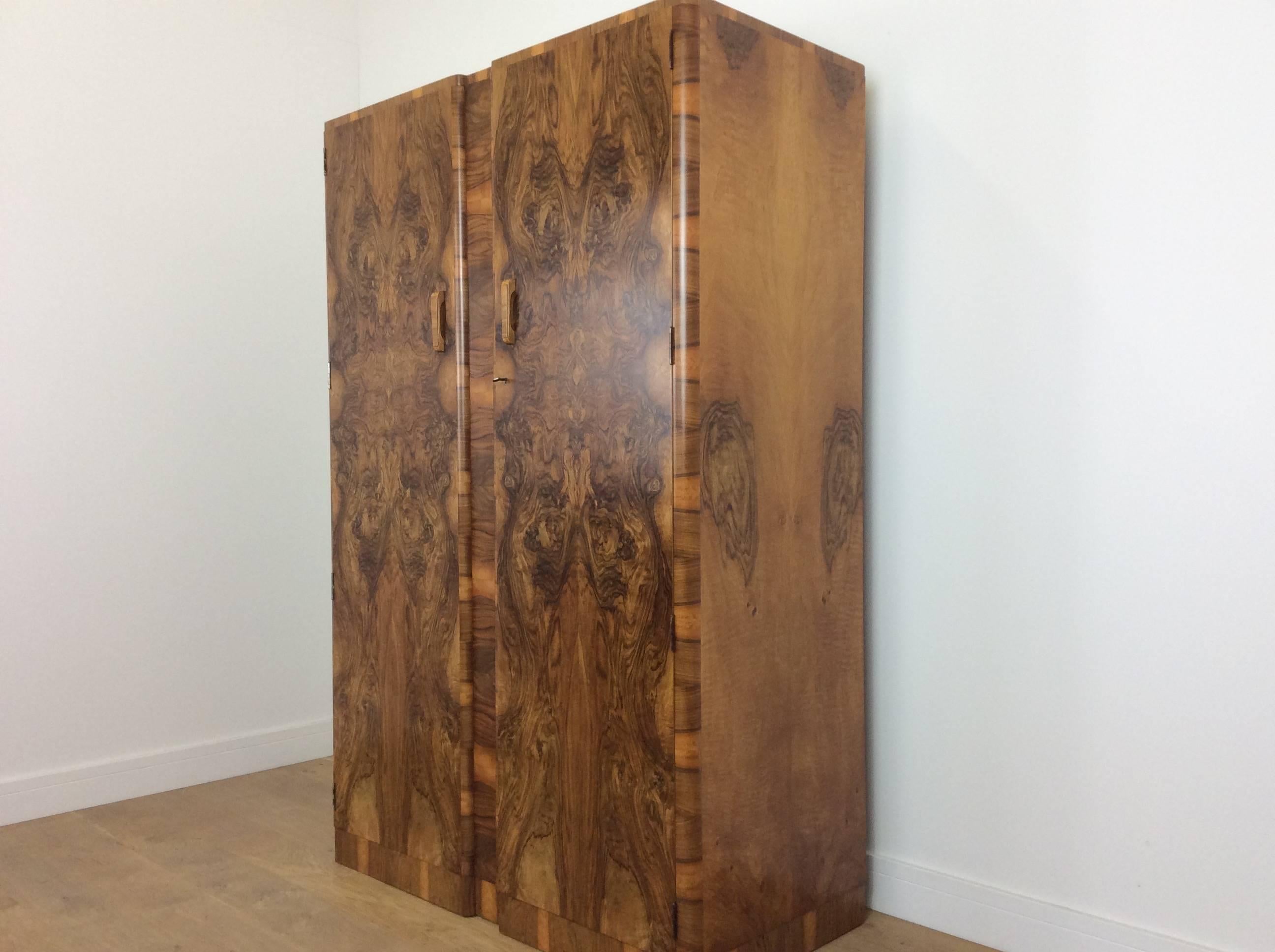 Art Deco wardrobe with the most stunning figured walnut.
This really is the most stunning Art Deco wardrobe, beautiful figured walnut veneer nice curved ends.
Measures: 185 cm H, 122 cm W, 59 cm D.
British, circa 1930.