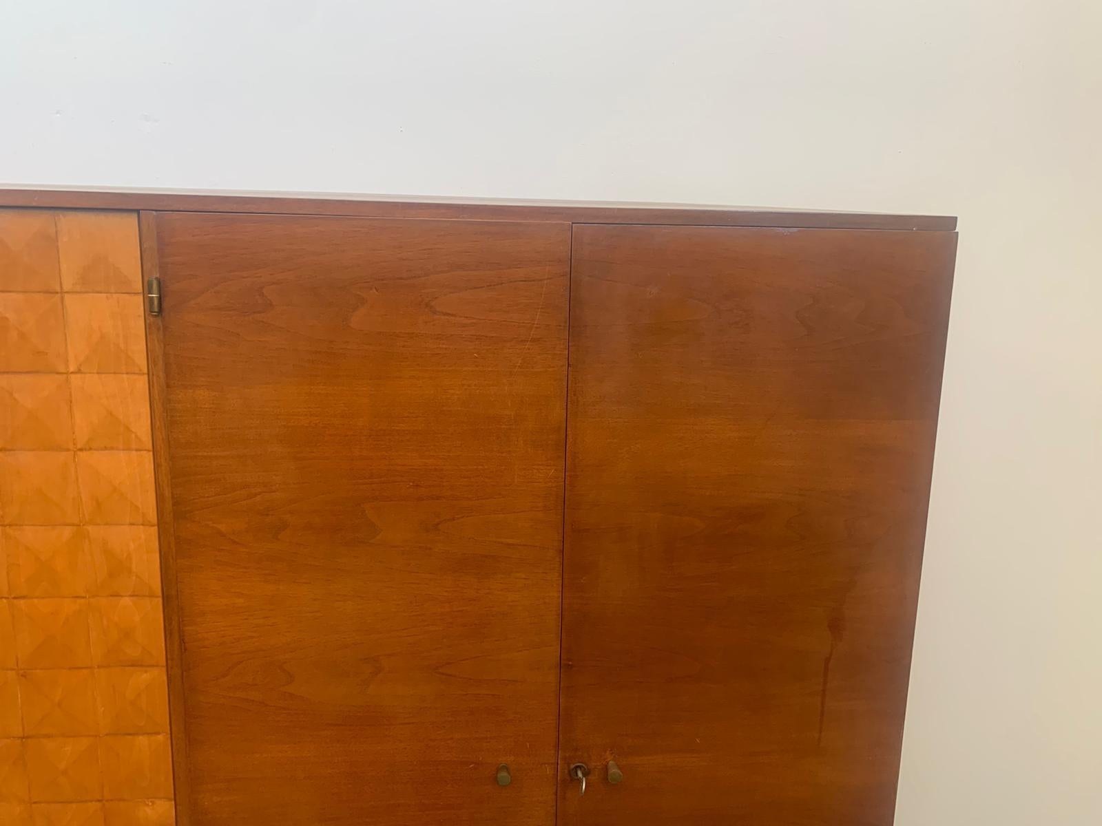 Art Deco Wardrobe in Cherry and Maple Carved at the Center and Base For Sale 7