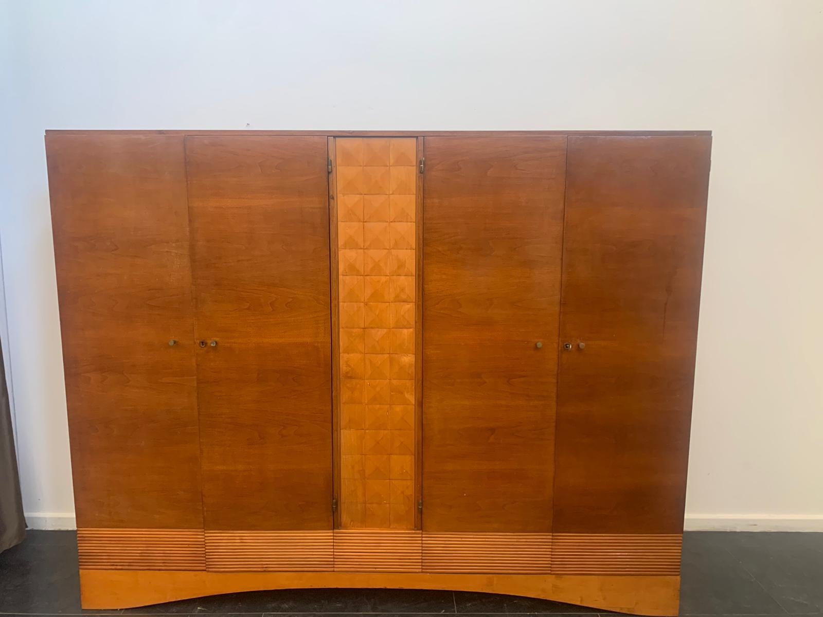 Art Deco wardrobe in cherry and maple, carved in the center with a diamond point and a breadstick base.
The cubist-style hat with a roof in the shape of a diamond point. Prestigious design.
Packaging with bubble wrap and cardboard boxes is