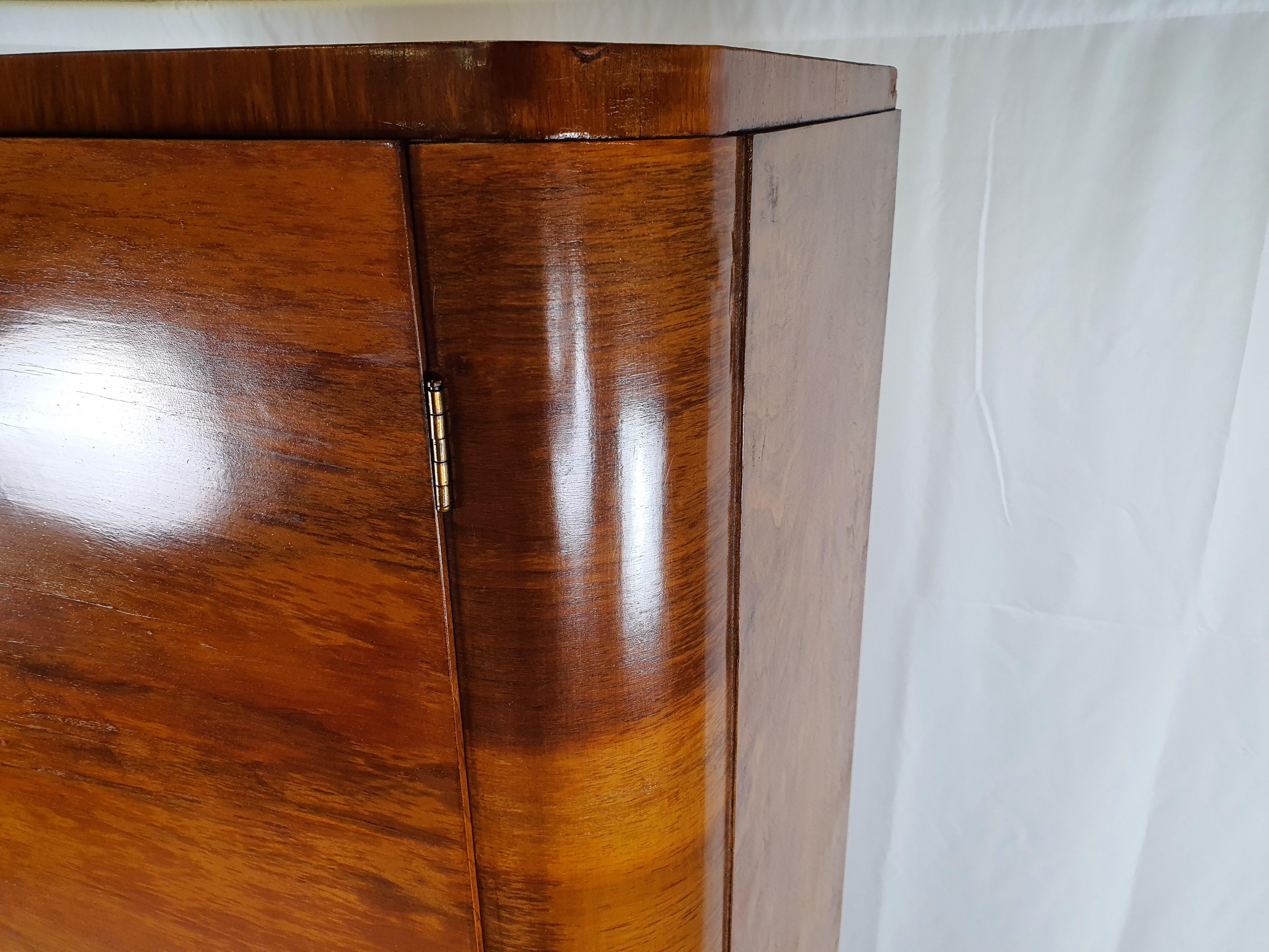 Art Decò Wardrobe in Walnut with Shelf and Stick In Good Condition In Premariacco, IT