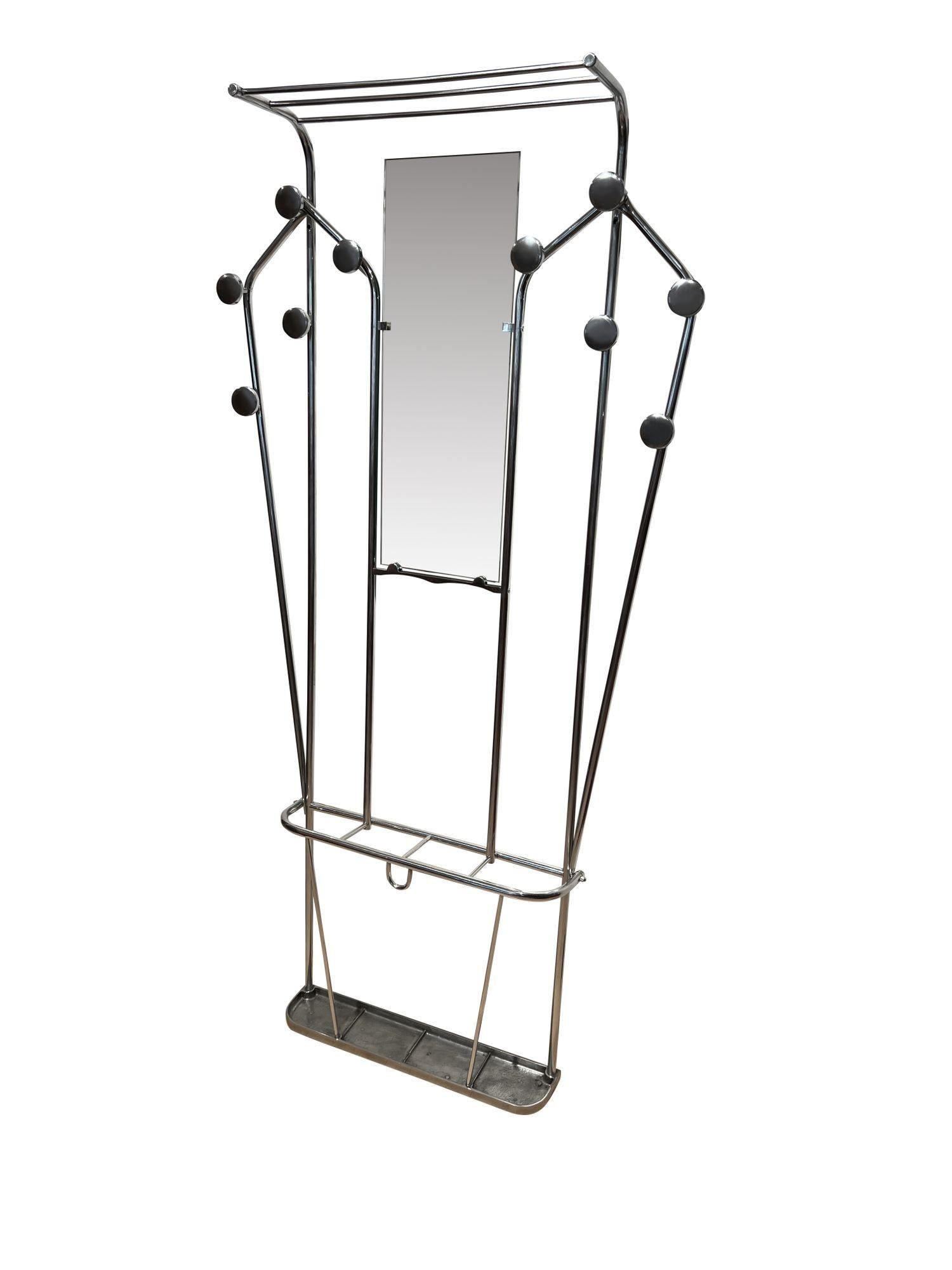 Armoire ou porte-manteau mural original d'époque Art Deco avec miroir provenant de France vers 1930.


Tubes en aluminium poli brillant. Miroir au centre (remplacé, l'original est également disponible).
Dix cintres vissés et une étagère à chapeau