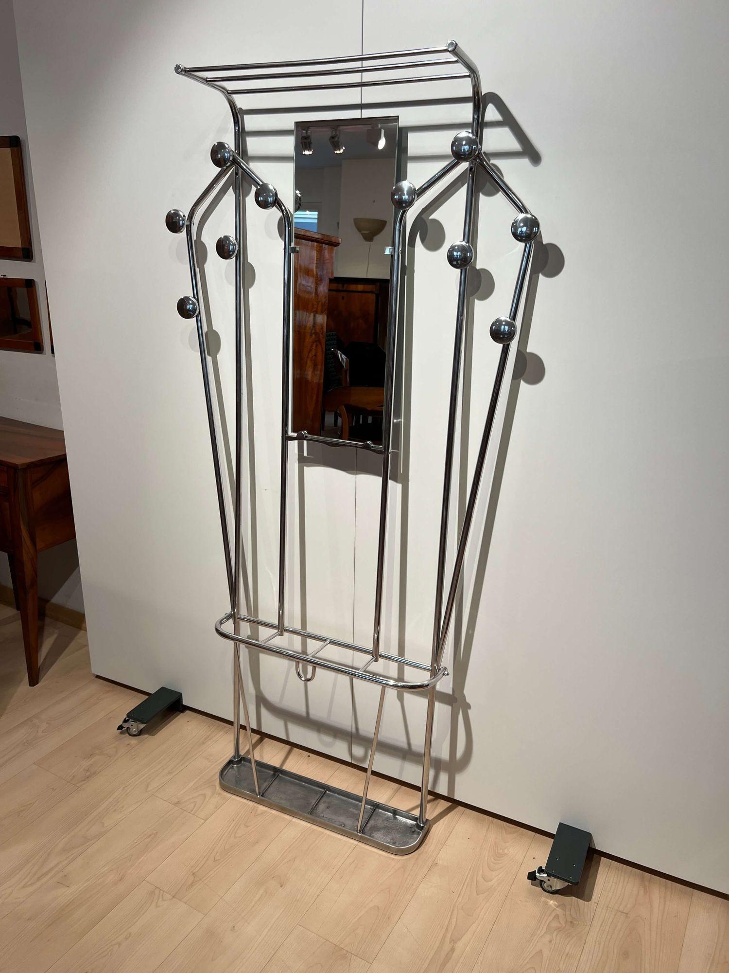 Armoire Art Deco avec Mirror, Tubes en aluminium poli, France circa 1930 Bon état - En vente à Regensburg, DE