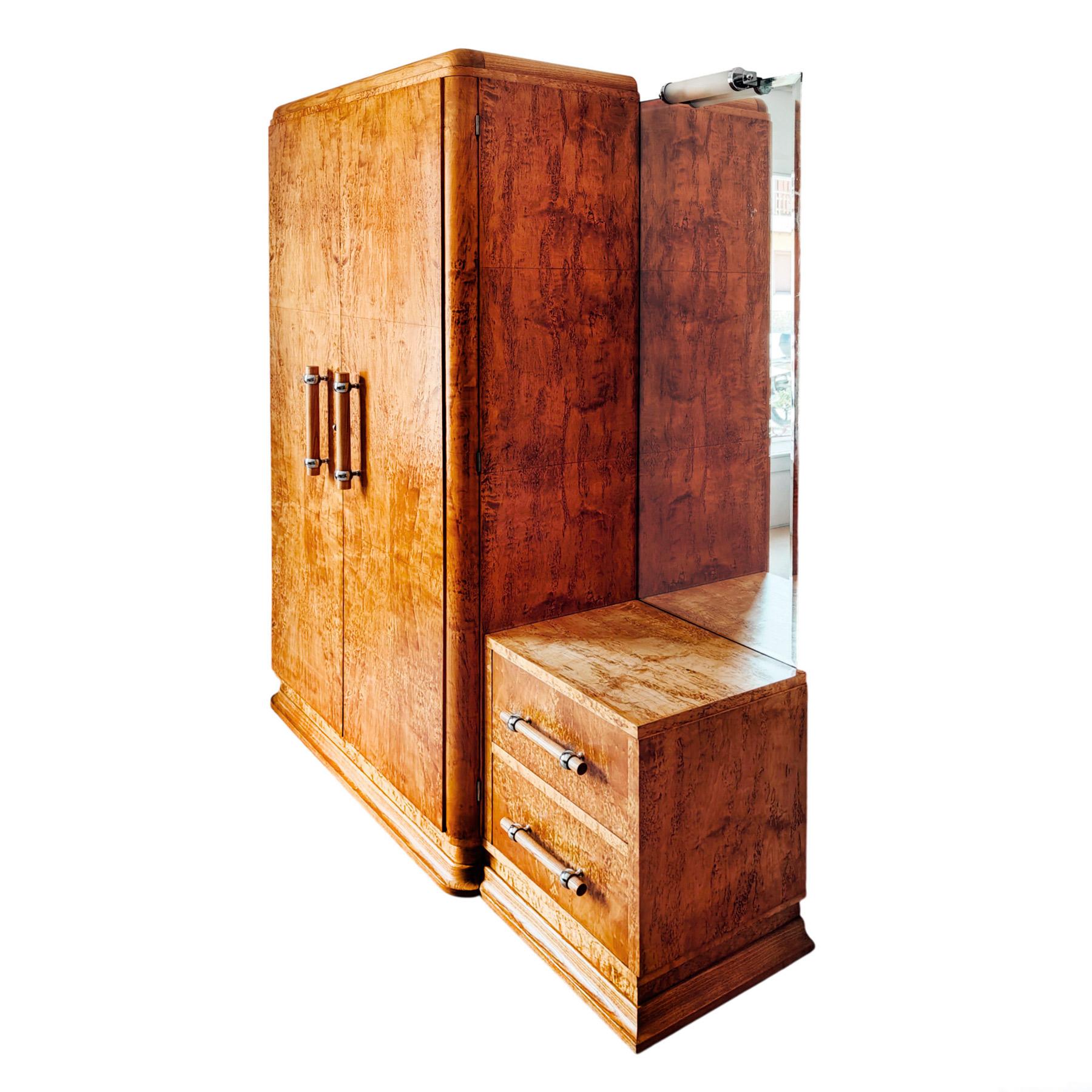 Spettacolare armadio Art&Deco in mogano massiccio con impiallacciatura di betulla, 2 ante che si aprono su un interno in mogano, 4 ripiani regolabili in altezza, set di 2 cassetti sormontati da uno specchio smussato e da un'applique in metallo