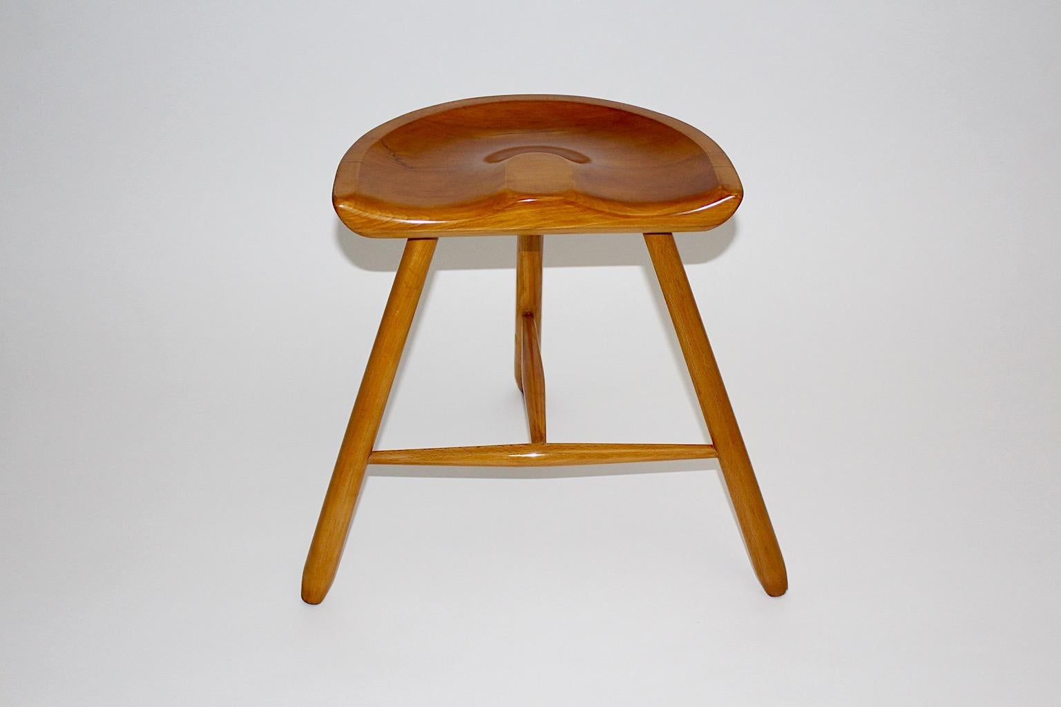 Tabouret vintage By à trois pieds en érable massif. Ce magnifique tabouret de couleur marron chaud est doté d'une assise en forme de selle.
Ce tabouret est attribué au Wiener Werkbund vers 1933, Vienne
Soigneusement nettoyé et shellac polie à la
