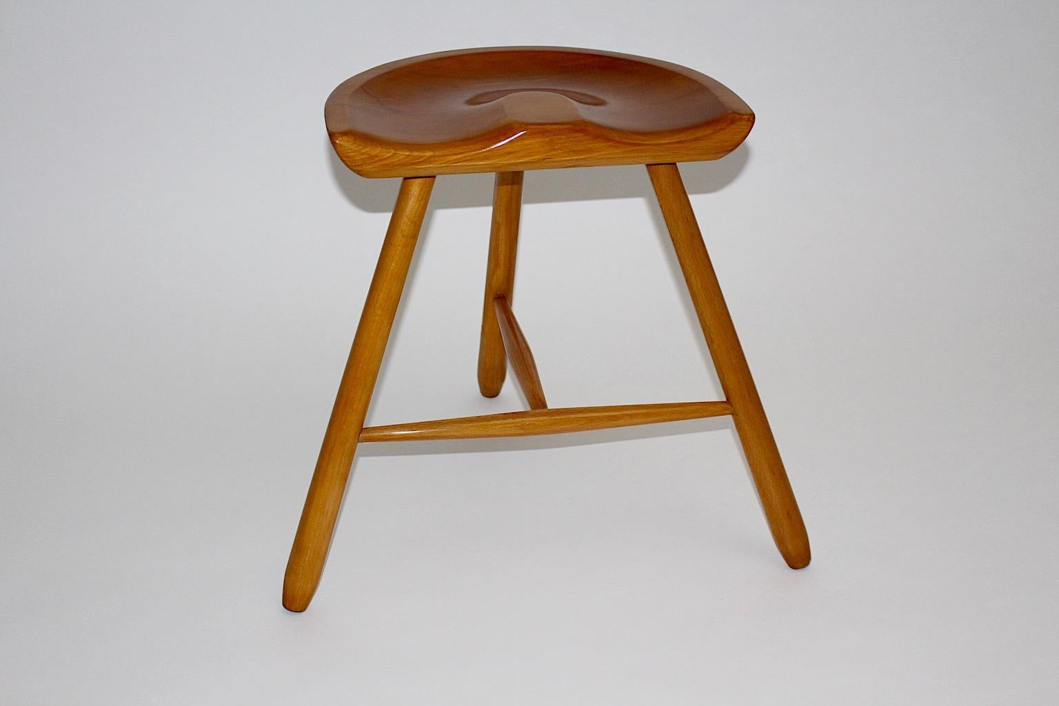 Art déco Art Deco Tabouret trois pieds en érable Brown assise en selle circa 1933 Vienna en vente