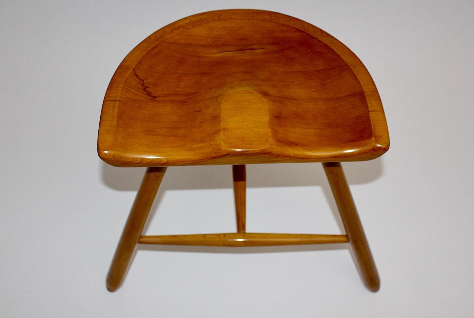 Autrichien Art Deco Tabouret trois pieds en érable Brown assise en selle circa 1933 Vienna en vente