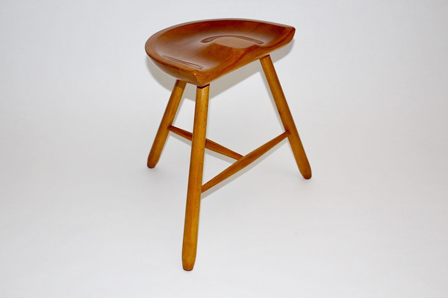Milieu du XXe siècle Art Deco Tabouret trois pieds en érable Brown assise en selle circa 1933 Vienna en vente