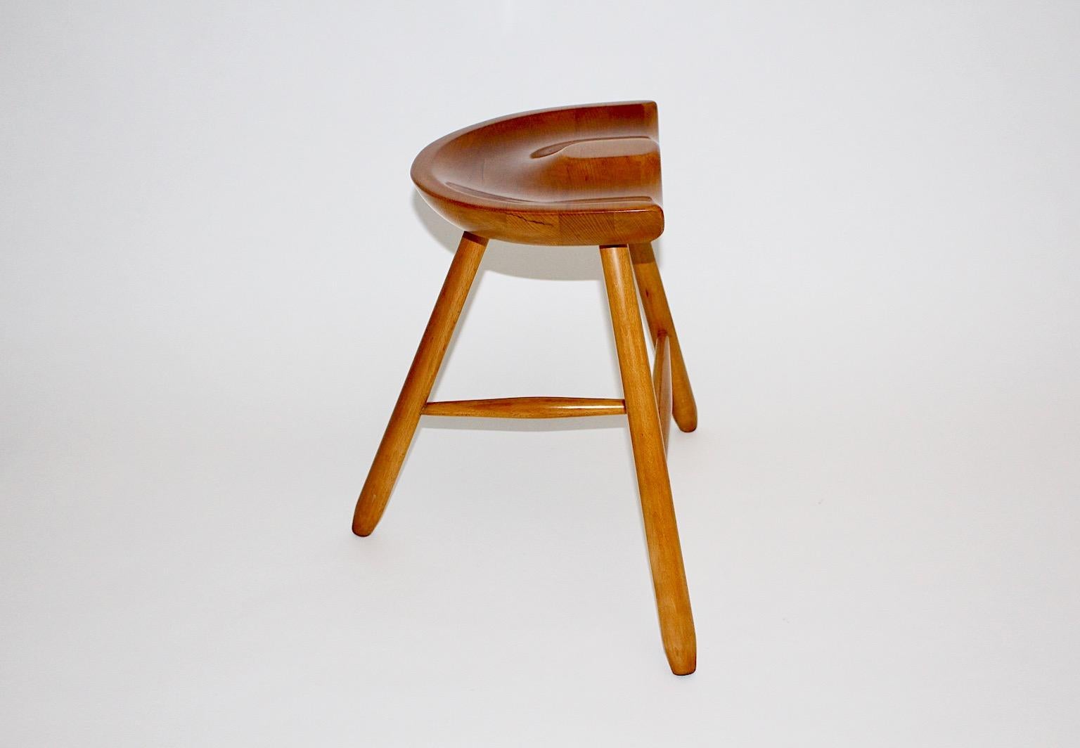 Érable Art Deco Tabouret trois pieds en érable Brown assise en selle circa 1933 Vienna en vente