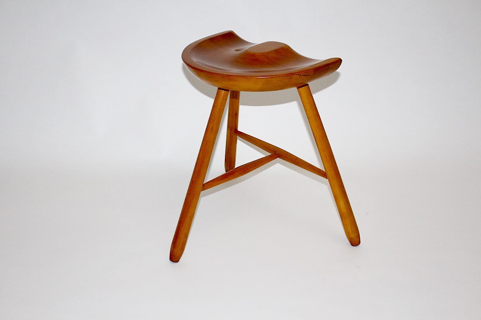 Art Deco Tabouret trois pieds en érable Brown assise en selle circa 1933 Vienna en vente 1
