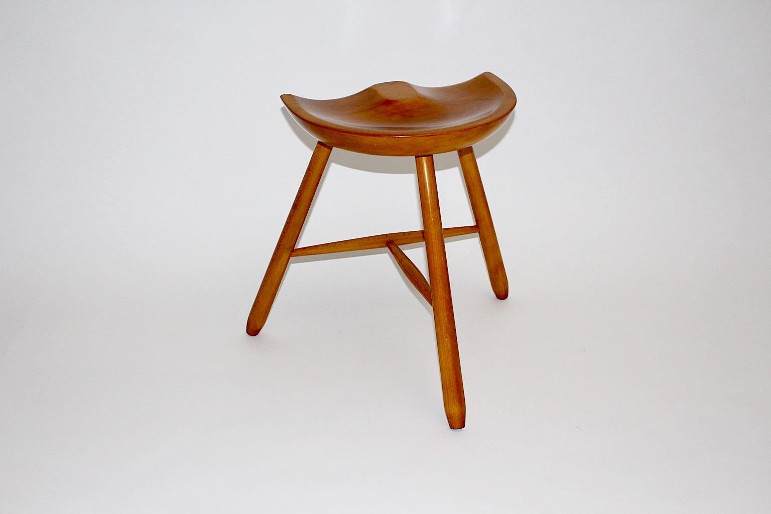 Art Deco Tabouret trois pieds en érable Brown assise en selle circa 1933 Vienna en vente 2