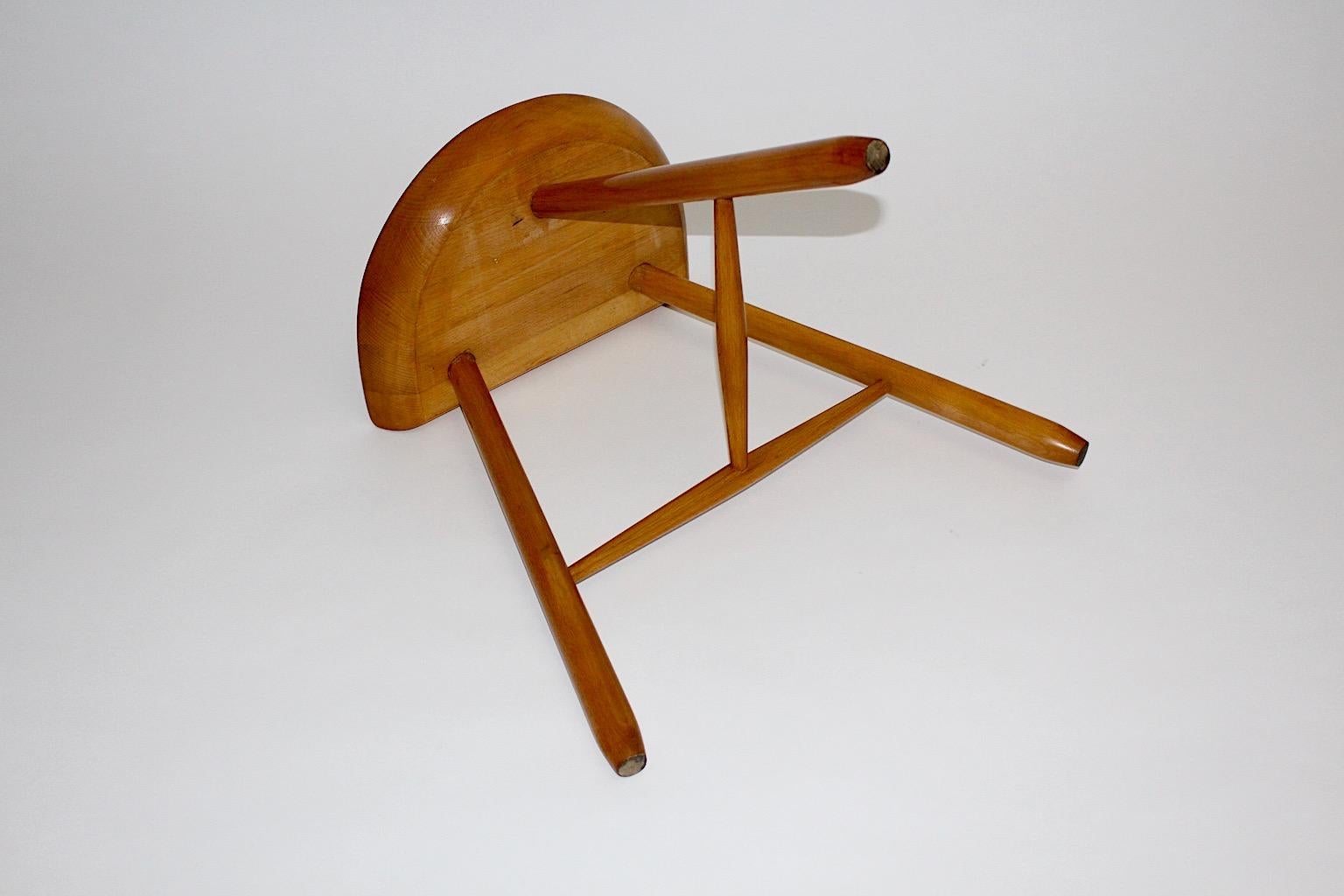 Art Deco Tabouret trois pieds en érable Brown assise en selle circa 1933 Vienna en vente 3
