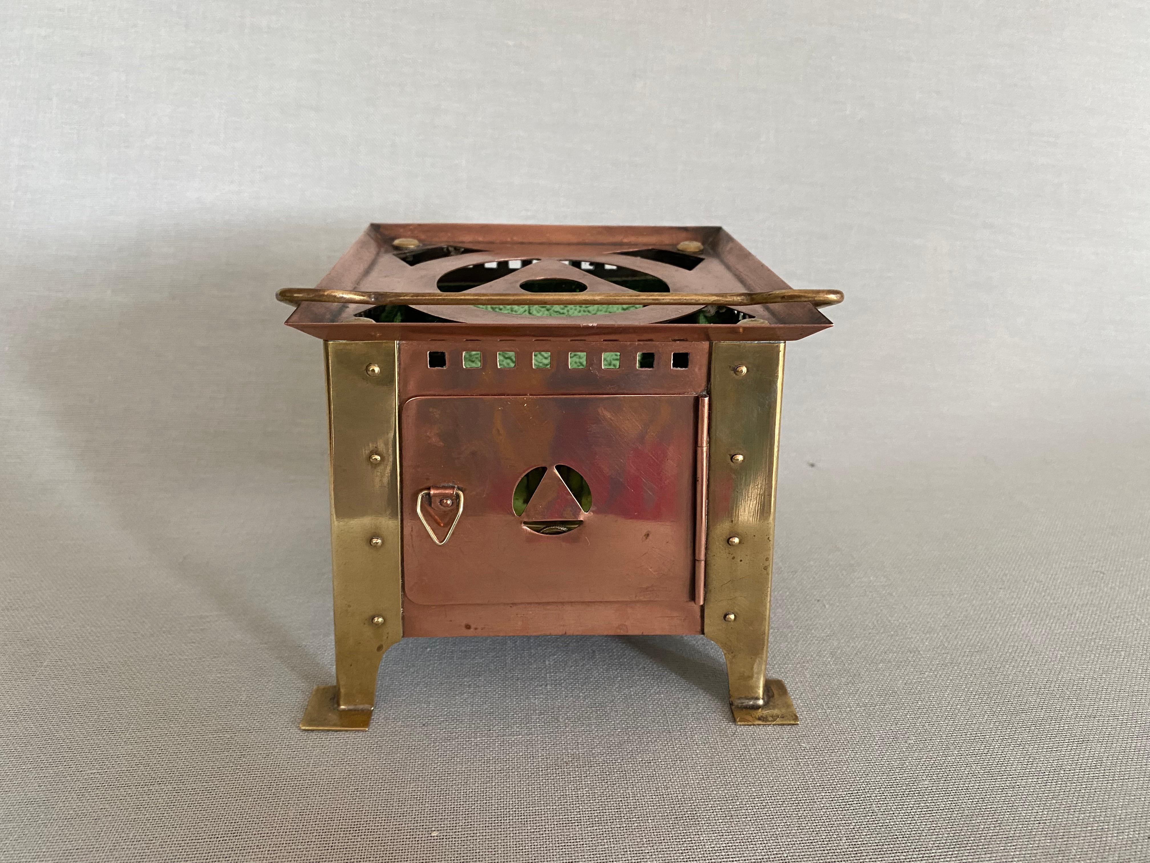 Warmer from the Württembergische Metallwarenfabrik, Geislingen, early 20th century.
The warmer is in a very neat and good condition. It is not only a collectable WMF object but can actually be used practically and well.
The warmer fascinates with