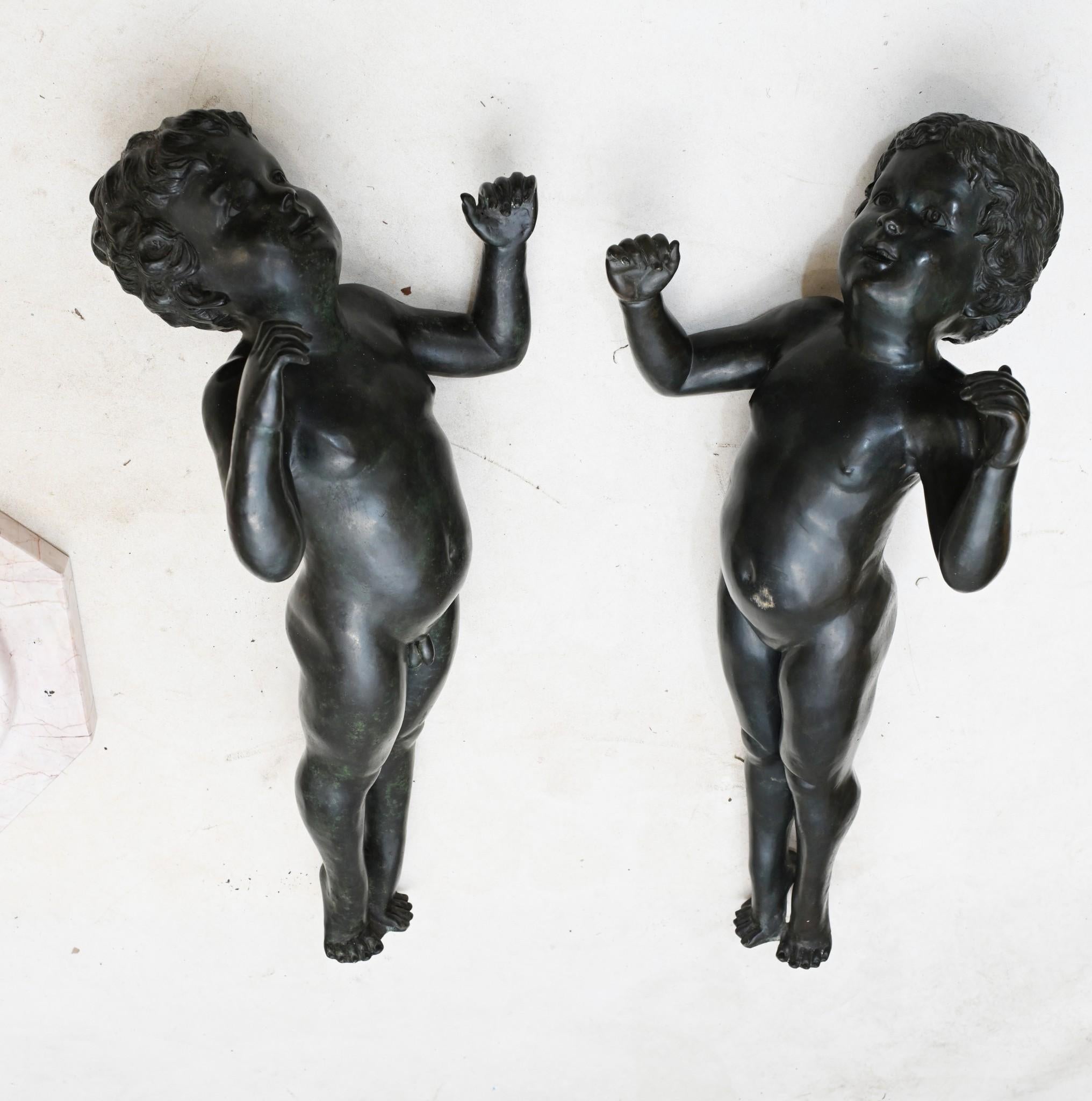 Vous êtes en train de regarder une magnifique fontaine ou fonte d'oiseaux art déco d'époque.
La colonne principale et le bol sont en acajou.
Circa 1930.
Deux enfants en bronze sont suspendus / debout de part et d'autre du bénitier en marbre.
Une