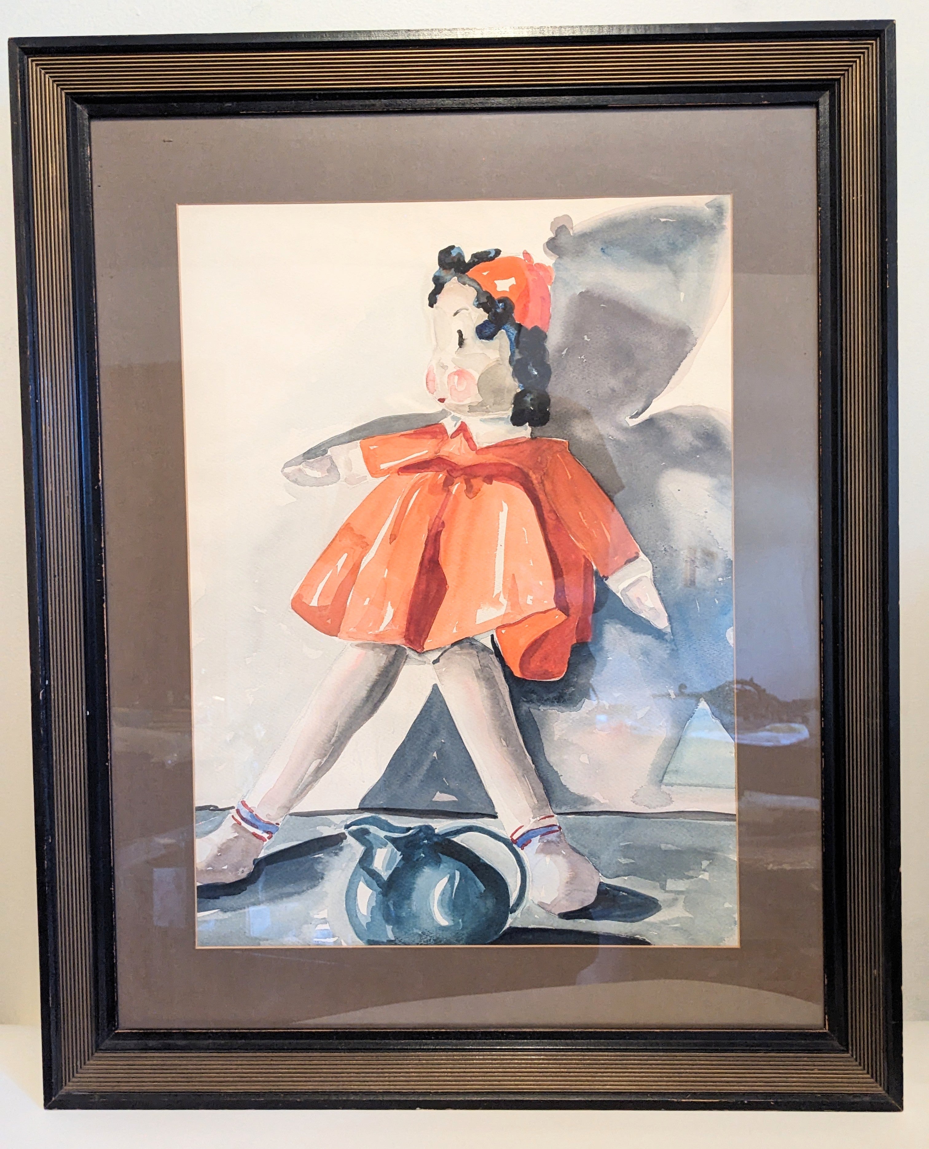 Charmante nature morte à l'aquarelle Art Deco représentant une poupée Little Lulu adossée à un mur. Cadre ébonisé avec lignes dorées et cannelées. Parfait pour une chambre d'enfant. États-Unis des années 1950. 
Cadre 31,5