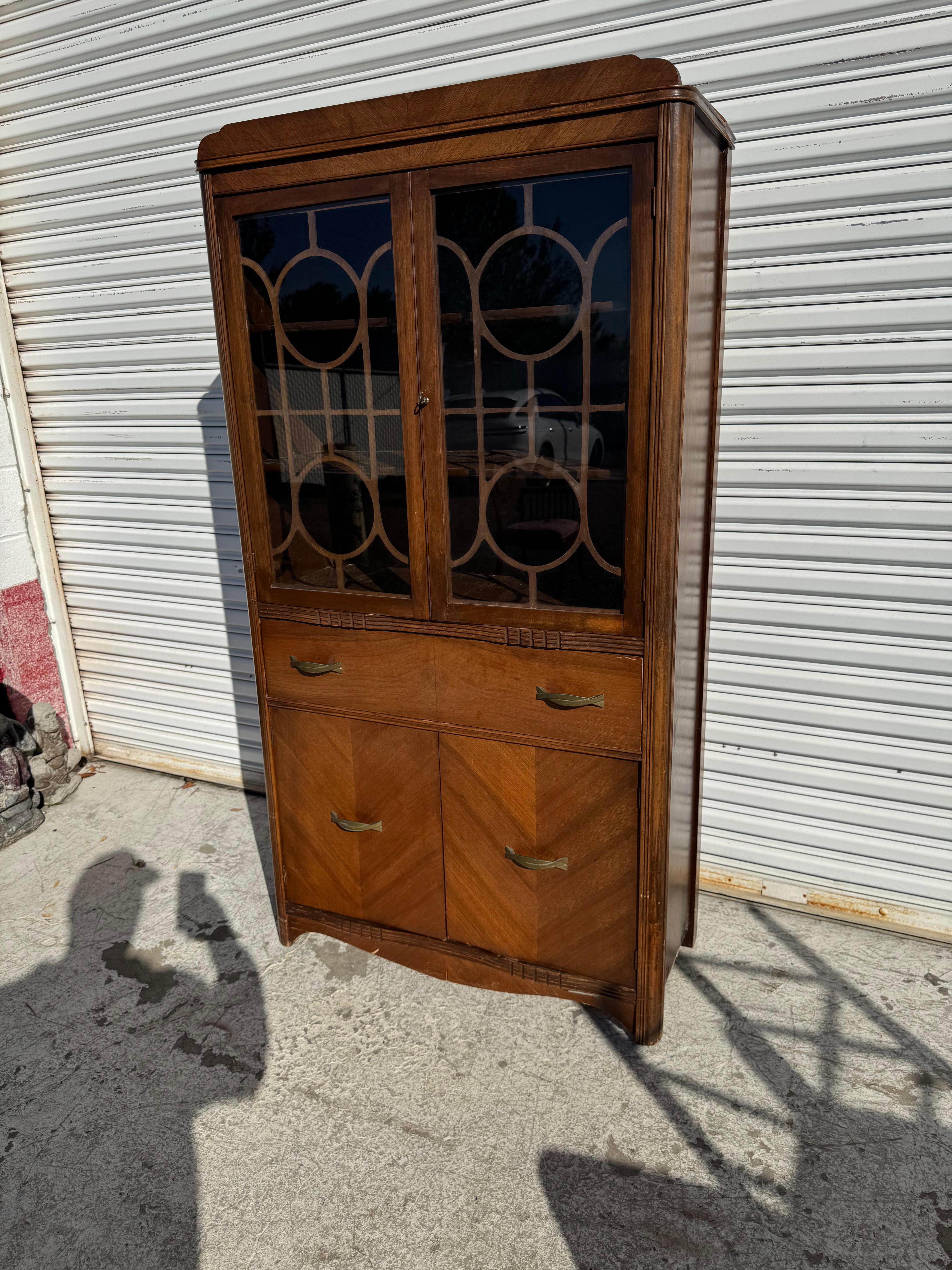 Art déco Vaisselier Art Déco en noyer à façade en cascade en vente