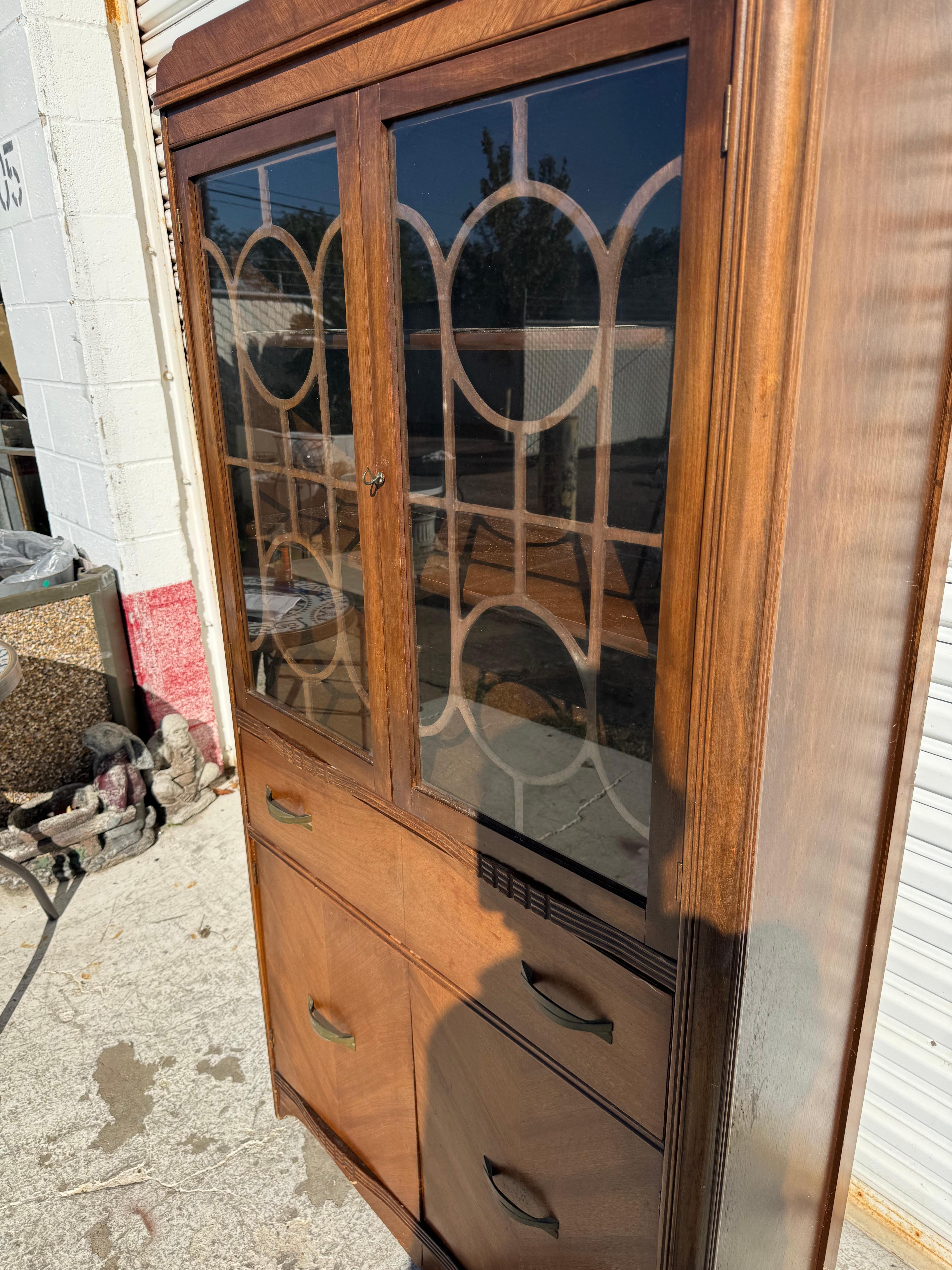 Vaisselier Art Déco en noyer à façade en cascade Bon état - En vente à Pasadena, TX