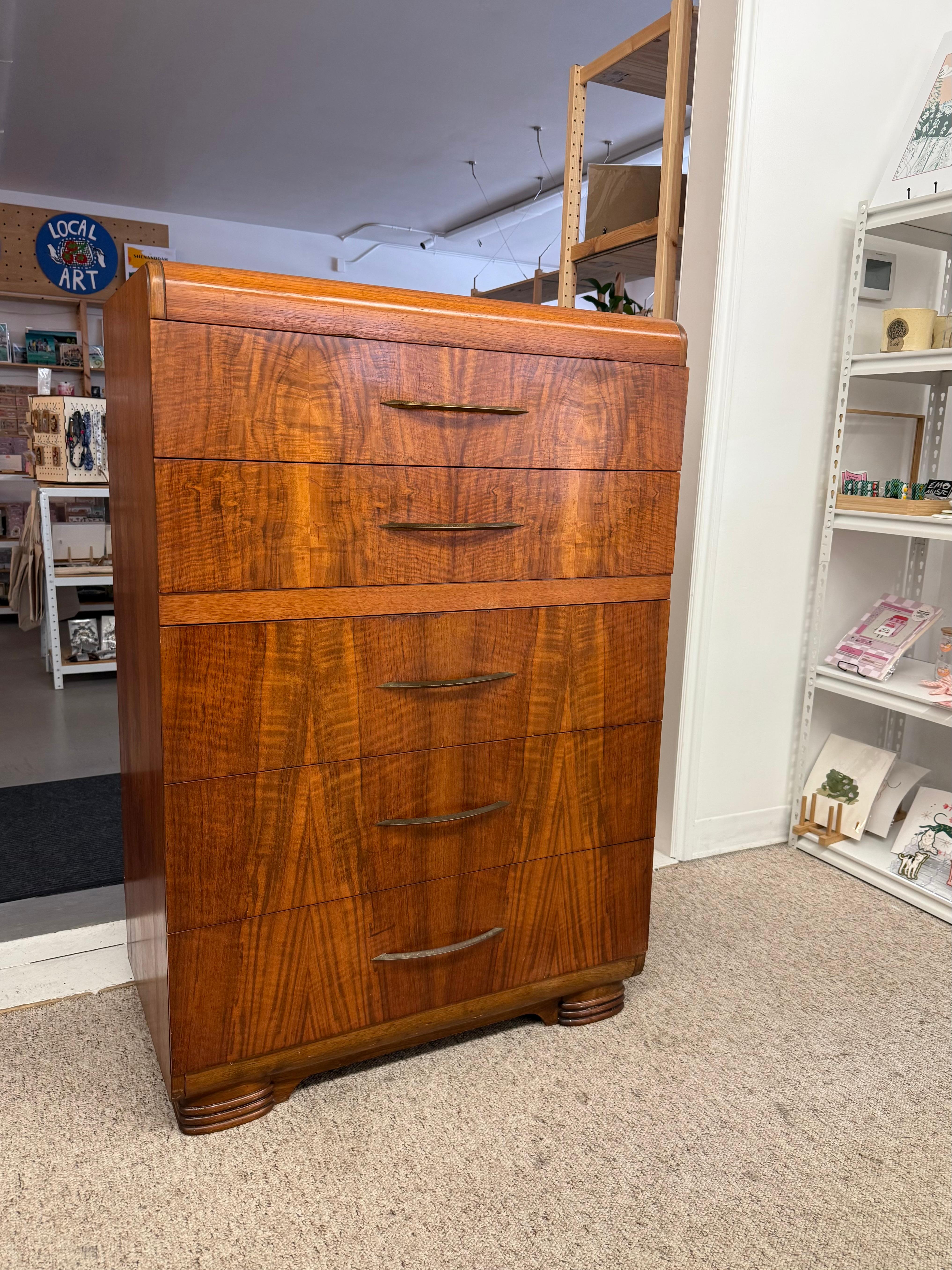 Cómoda Art Decó Waterfall Tallboy en chapa de nogal a juego, posiblemente años 30 en Bueno estado para la venta en Seattle, WA