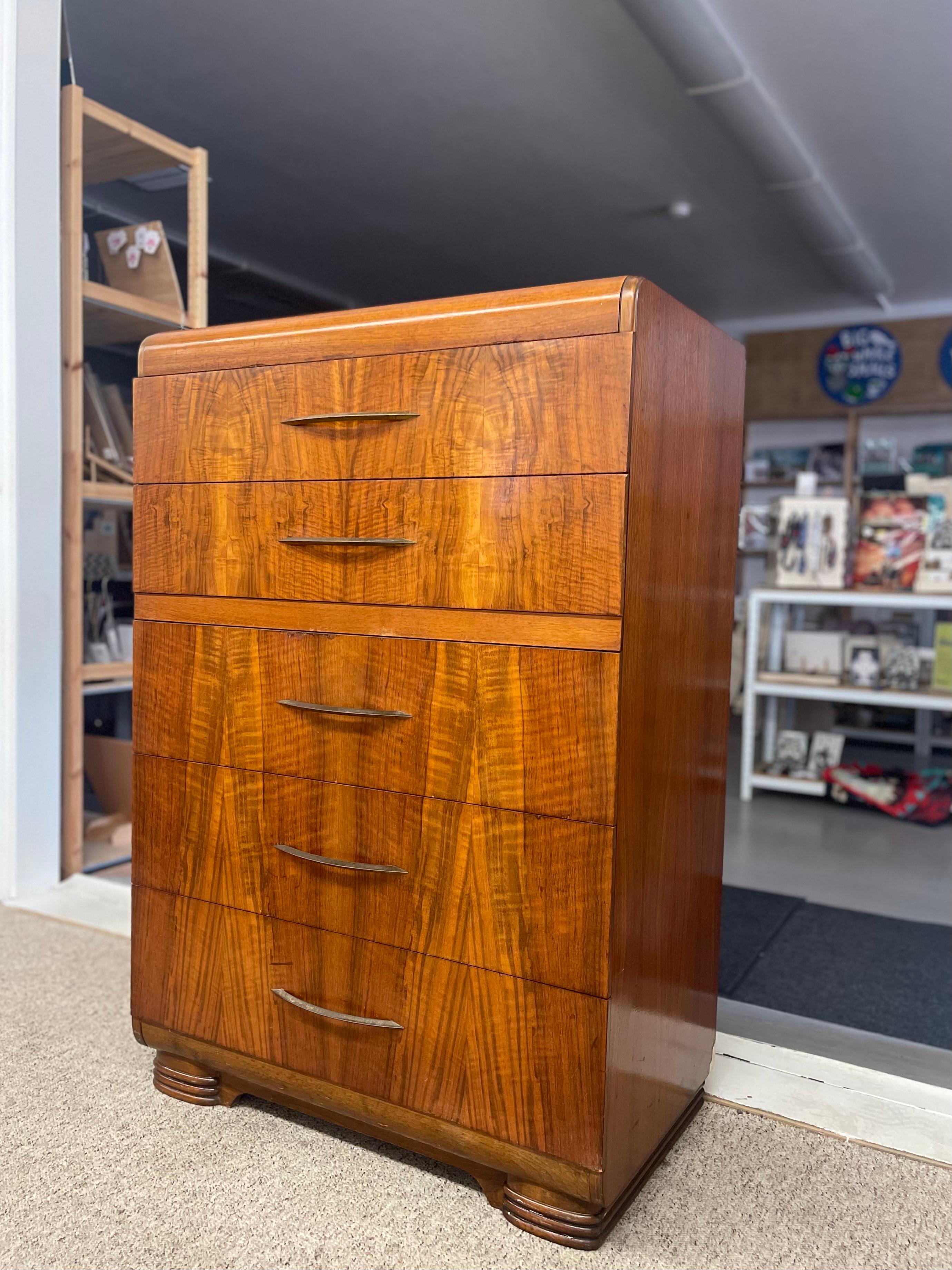 Cómoda Art Decó Waterfall Tallboy en chapa de nogal a juego, posiblemente años 30 mediados del siglo XX en venta